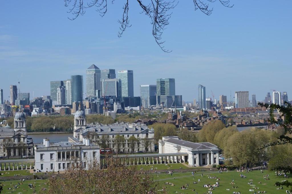 Modern 2-bedroom Near Canary Wharf, O2 Arena & Excel - Excellent Transport Links Apartment London
