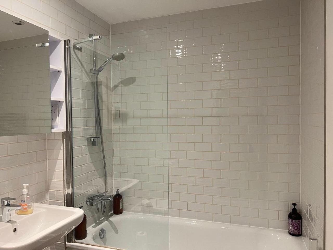 Lovely 1bed Flat 10mins To Canary Wharf & Parking London