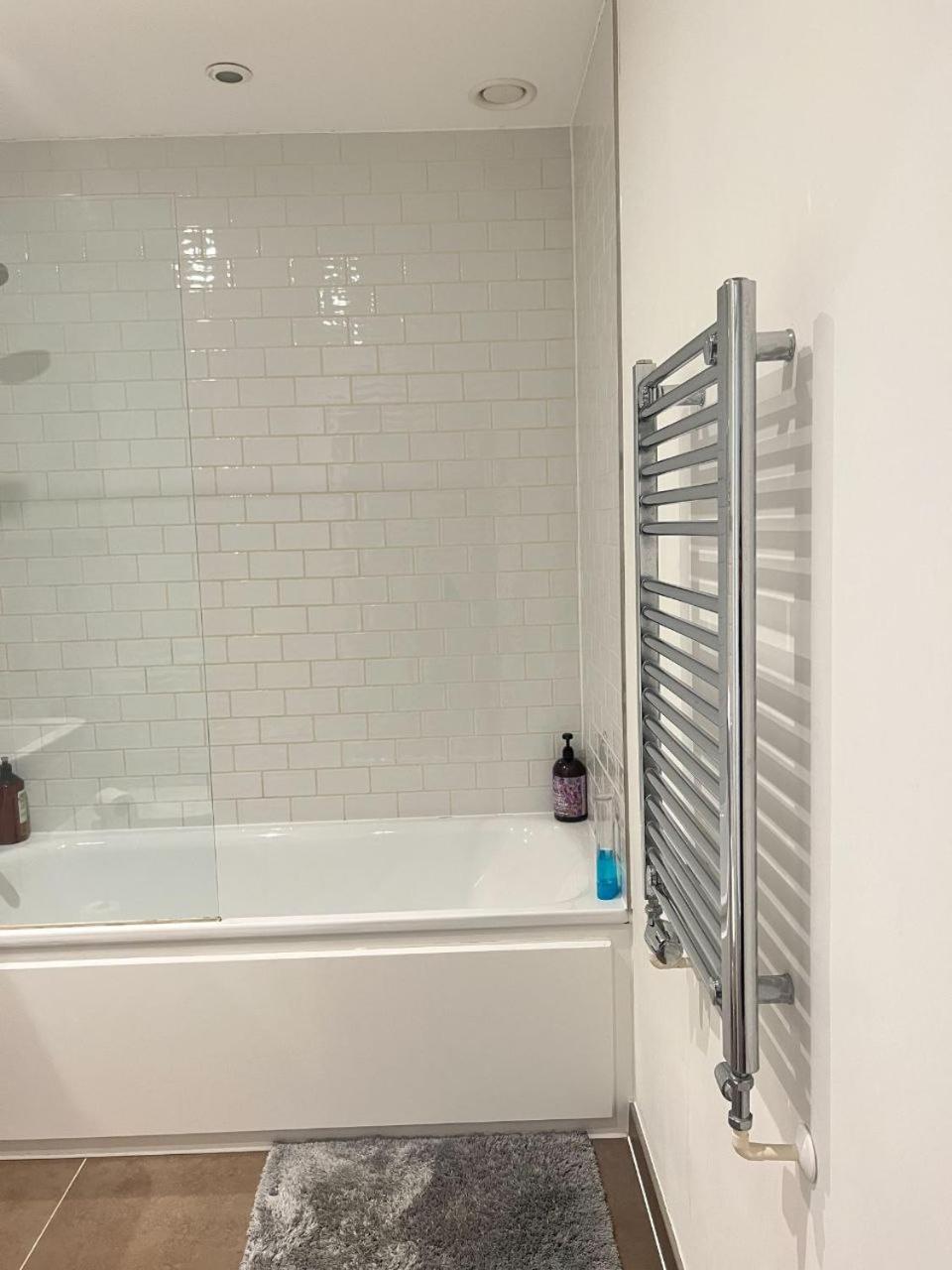 Apartment Lovely 1bed Flat 10mins To Canary Wharf & Parking *