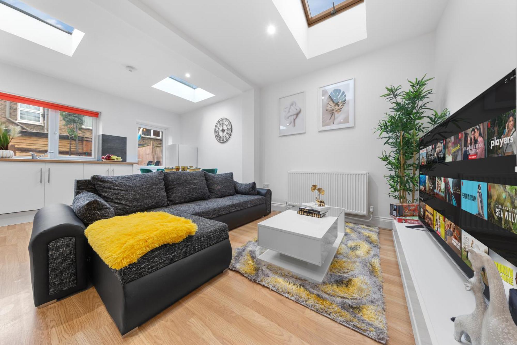 Apartment Immaculate 2-bed Flat Near London, With Garden & Parking Available- Save On Long Stays! Instant Book! London