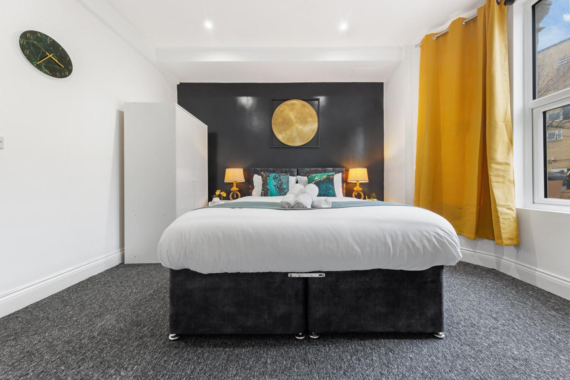 Immaculate 2-bed Flat Near London, With Garden & Parking Available- Save On Long Stays! Instant Book! London