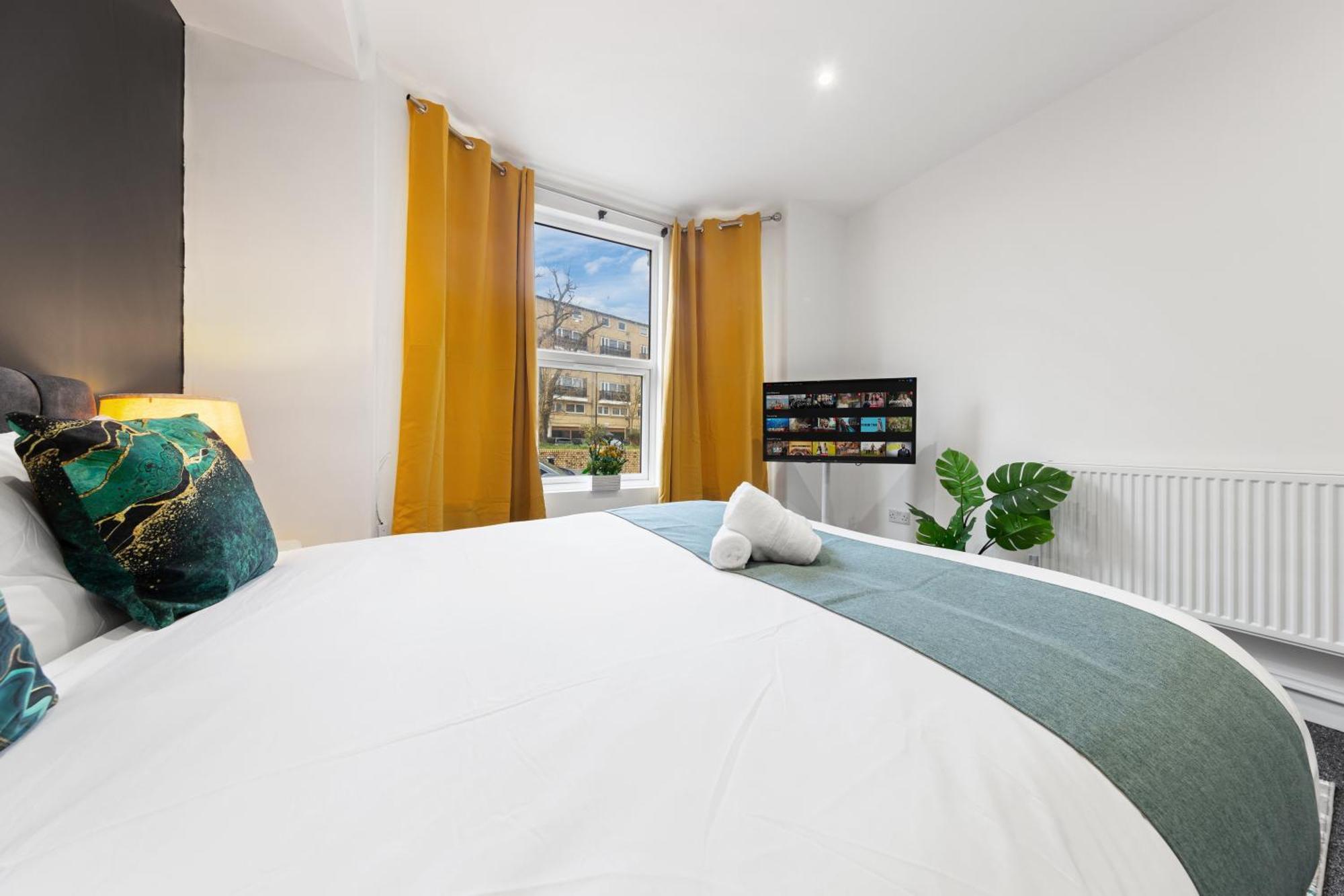 Apartment Immaculate 2-bed Flat Near London, With Garden & Parking Available- Save On Long Stays! Instant Book!