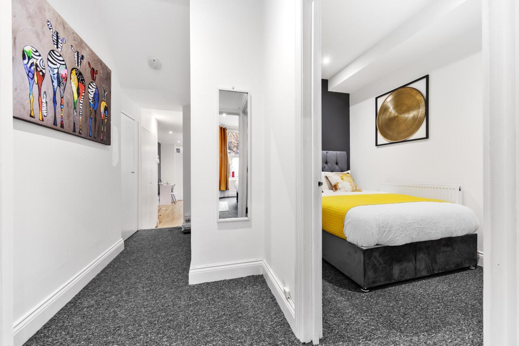 Immaculate 2-bed Flat Near London, With Garden & Parking Available- Save On Long Stays! Instant Book! * London