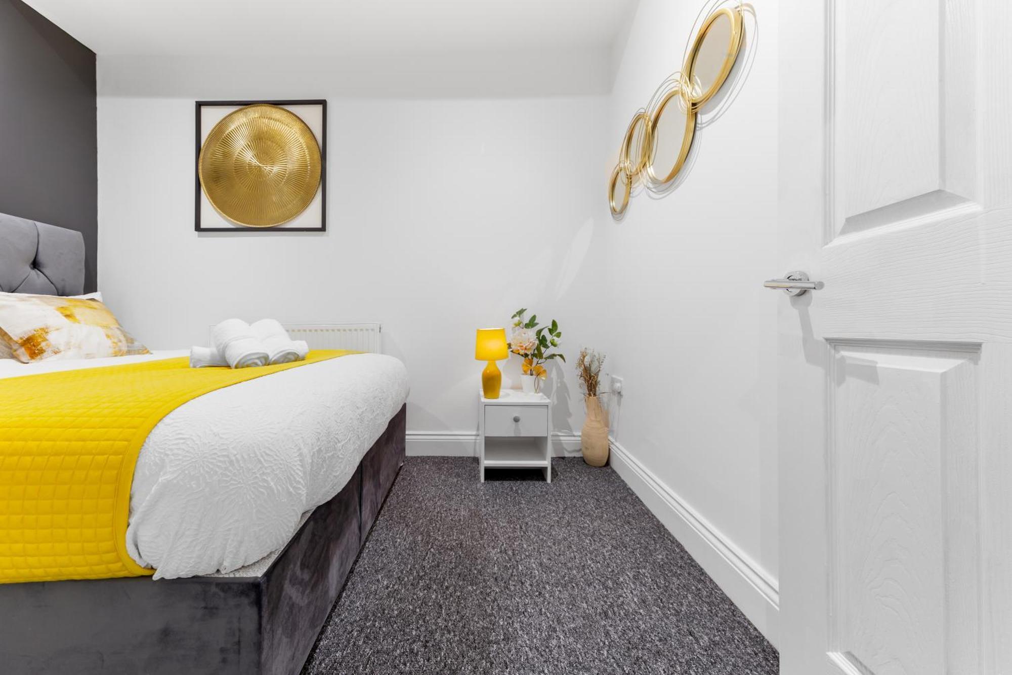 Apartment Immaculate 2-bed Flat Near London, With Garden & Parking Available- Save On Long Stays! Instant Book!