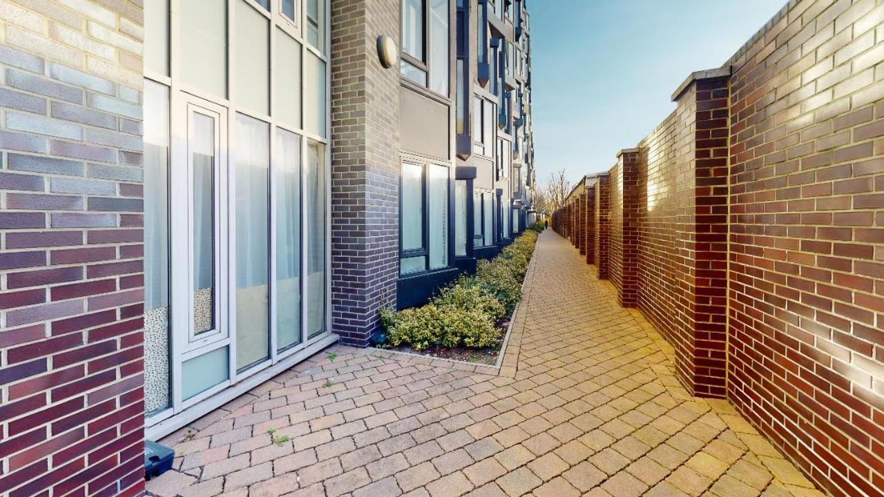 Apartment For Student Only Cosy In East Court At *