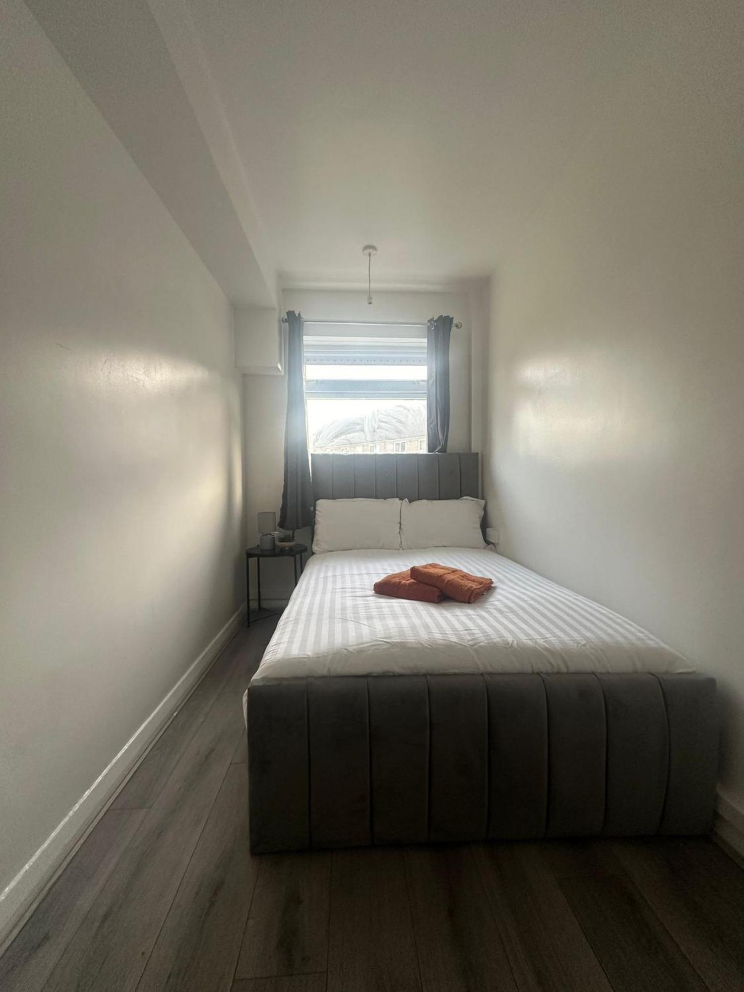 Modern In A 4 Bedroom Flat In London, Shared Bathroom! Homestay