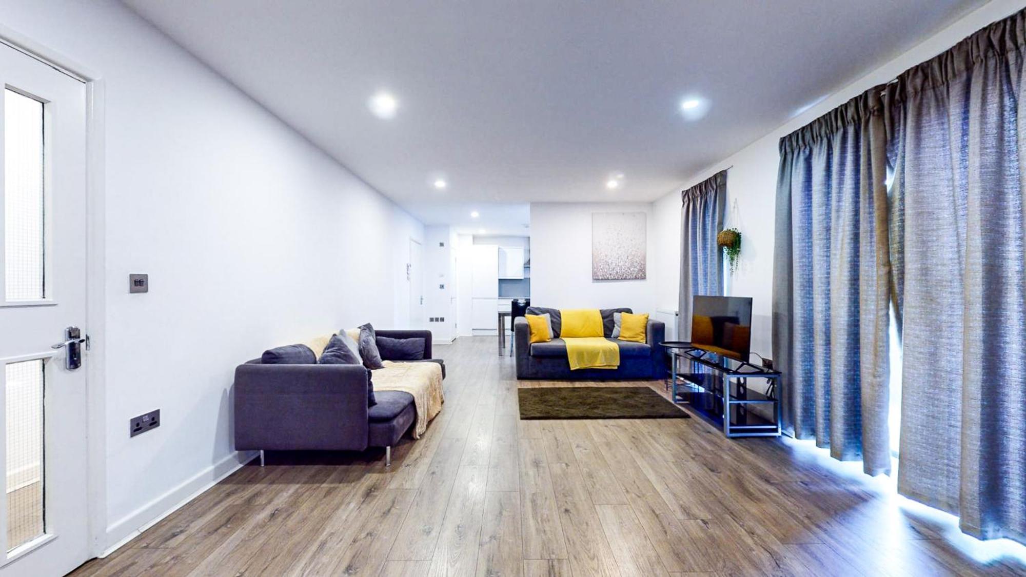Spacious 8-person House Near Excel Free Parking London