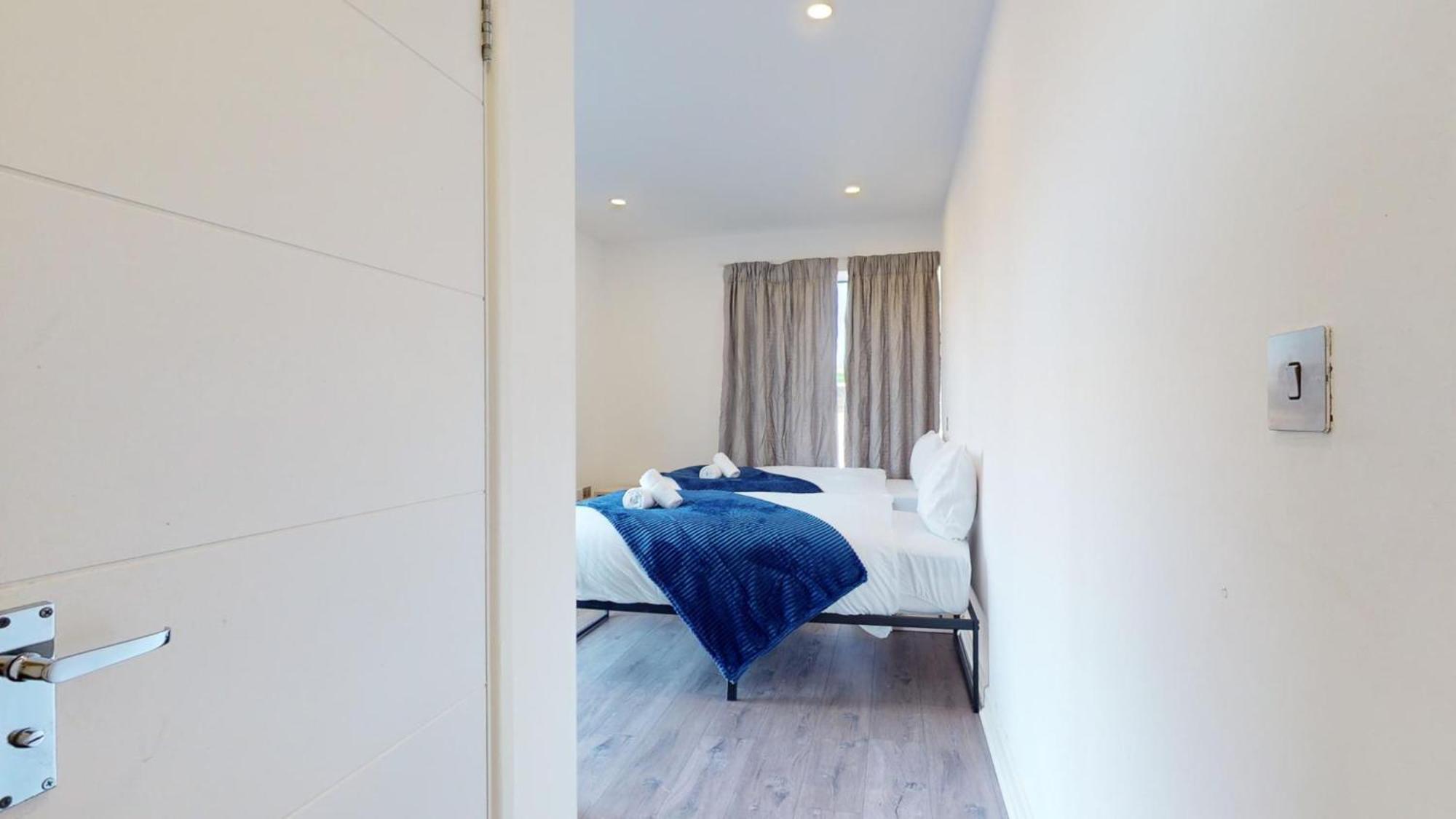 Spacious 8-person House Near Excel Free Parking