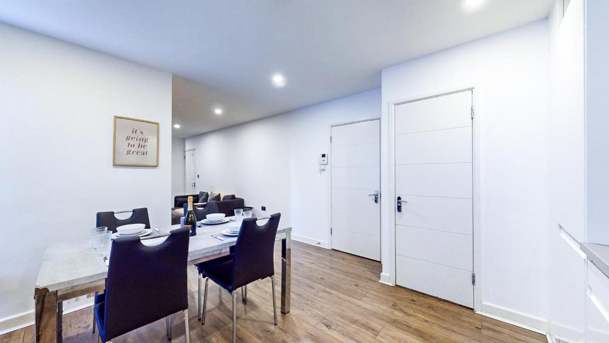 Spacious 8-person House Near Excel Free Parking Apartment *