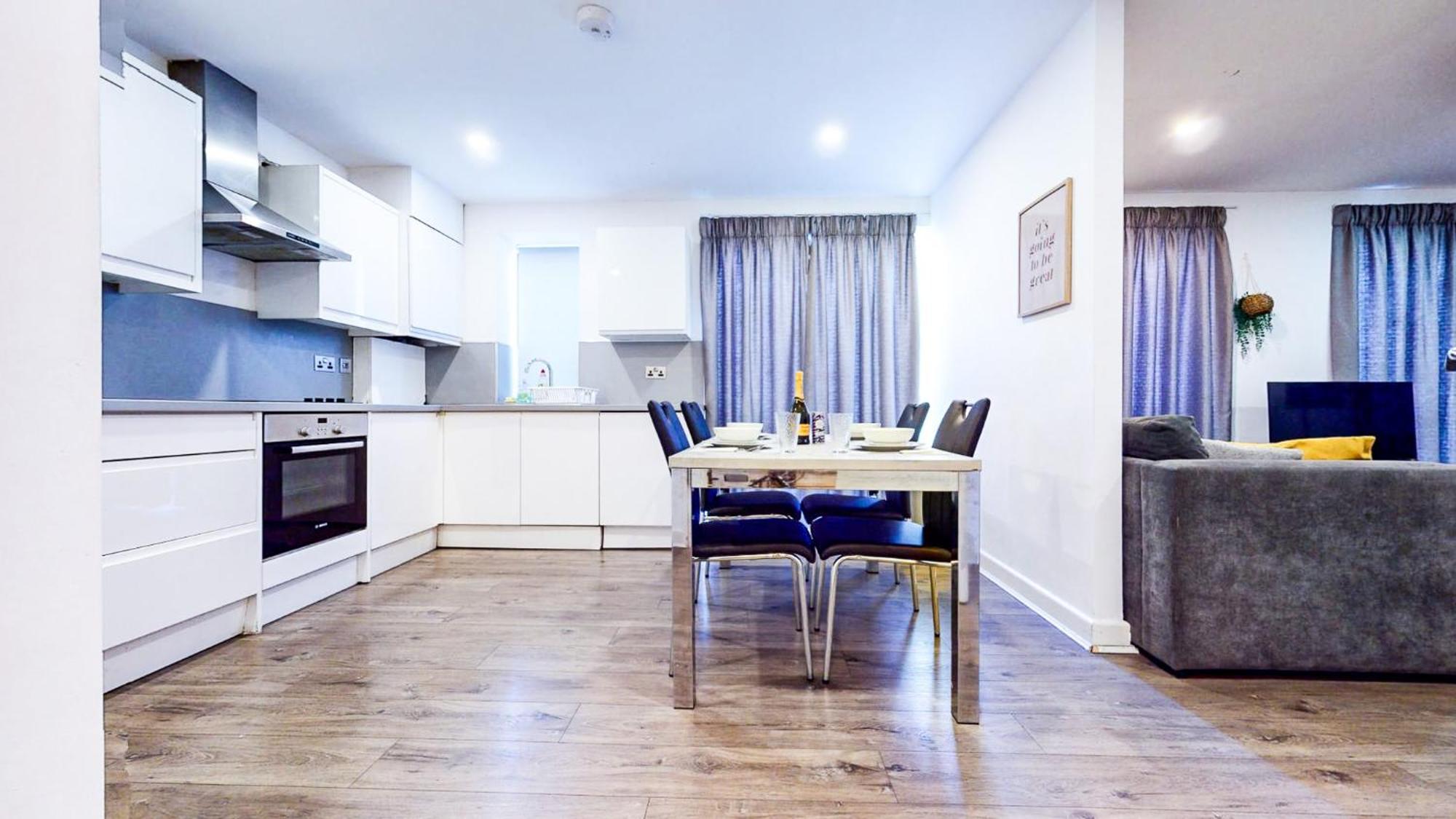 Spacious 8-person House Near Excel Free Parking