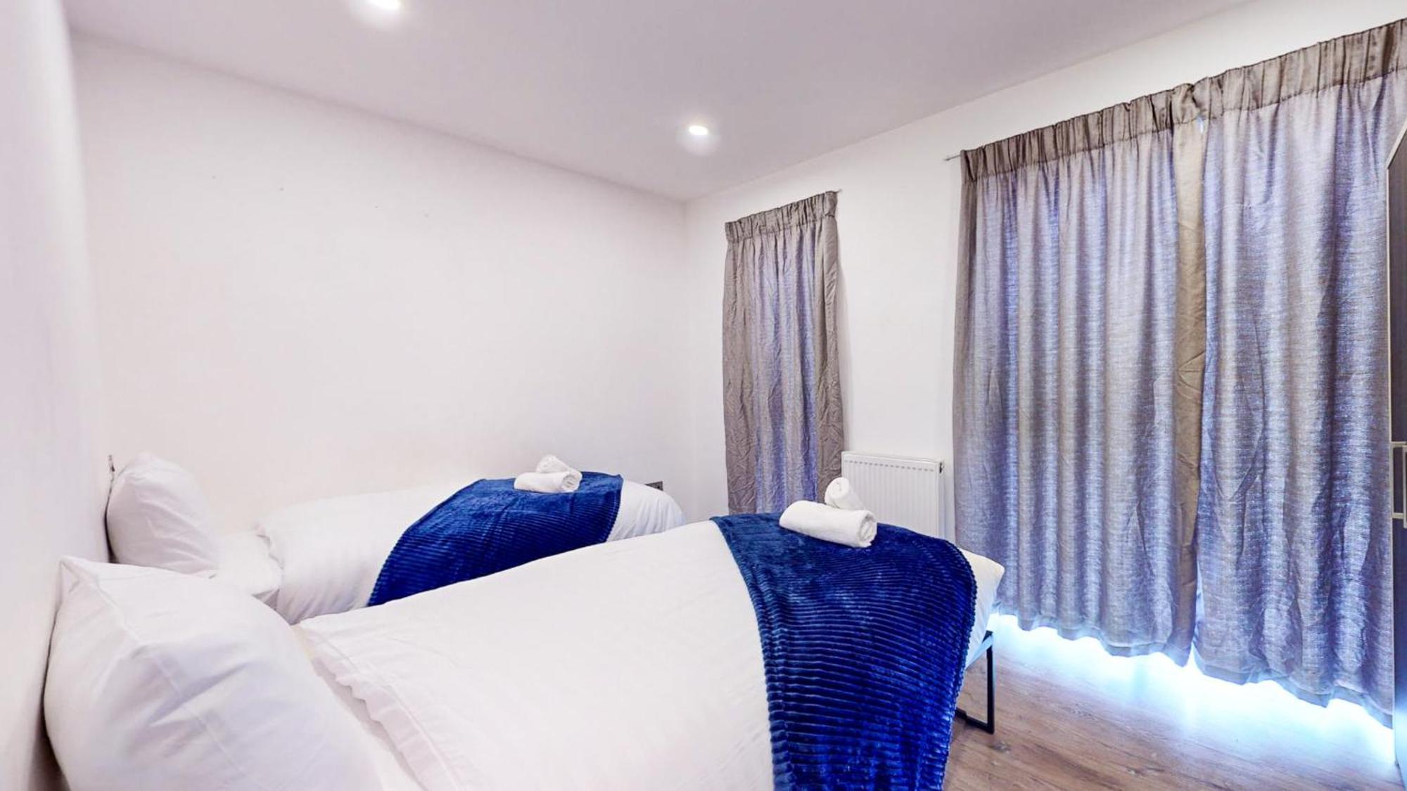 Spacious 8-person House Near Excel Free Parking Apartment