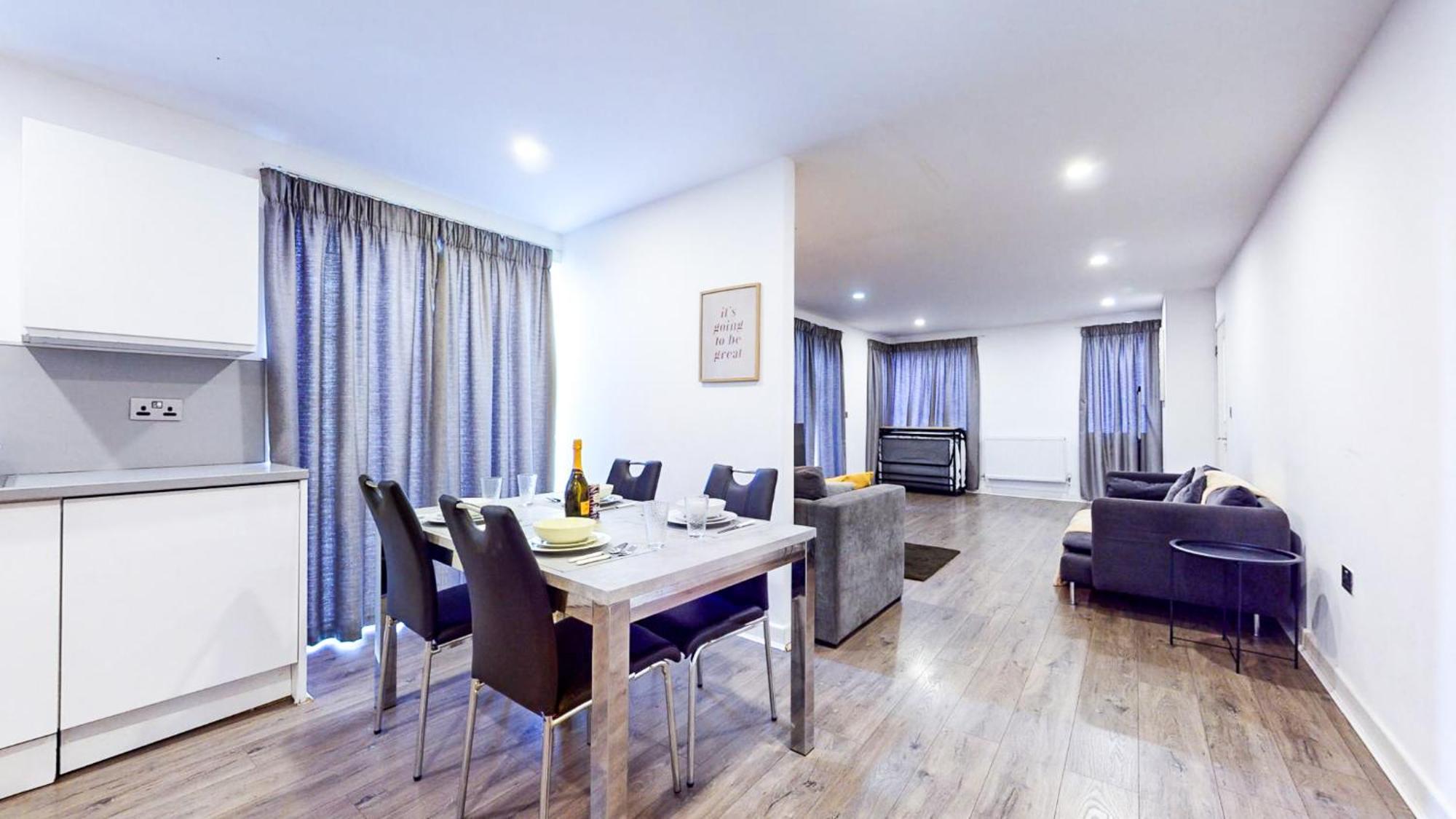 Spacious 8-person House Near Excel Free Parking *