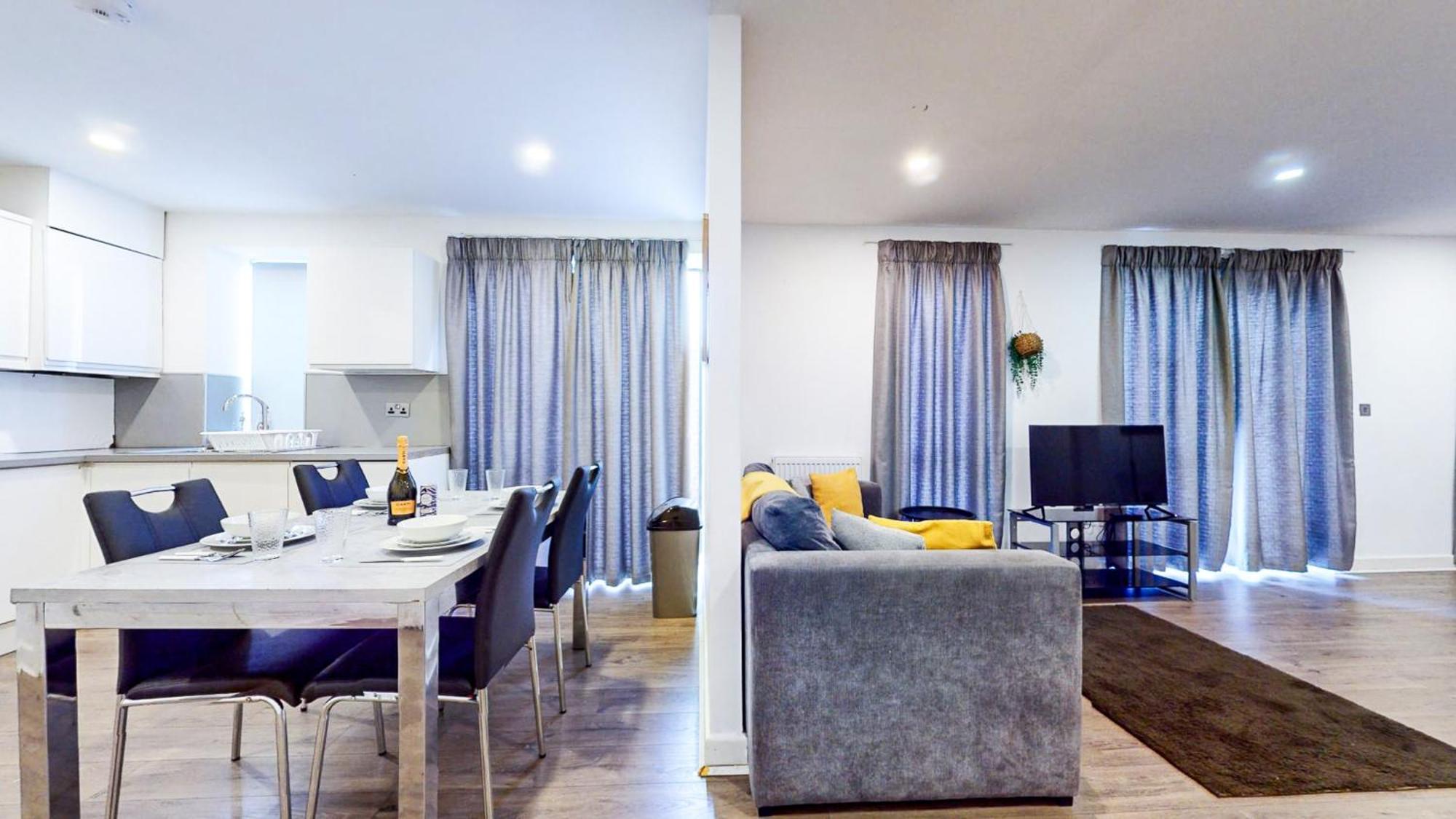 Spacious 8-person House Near Excel Free Parking London