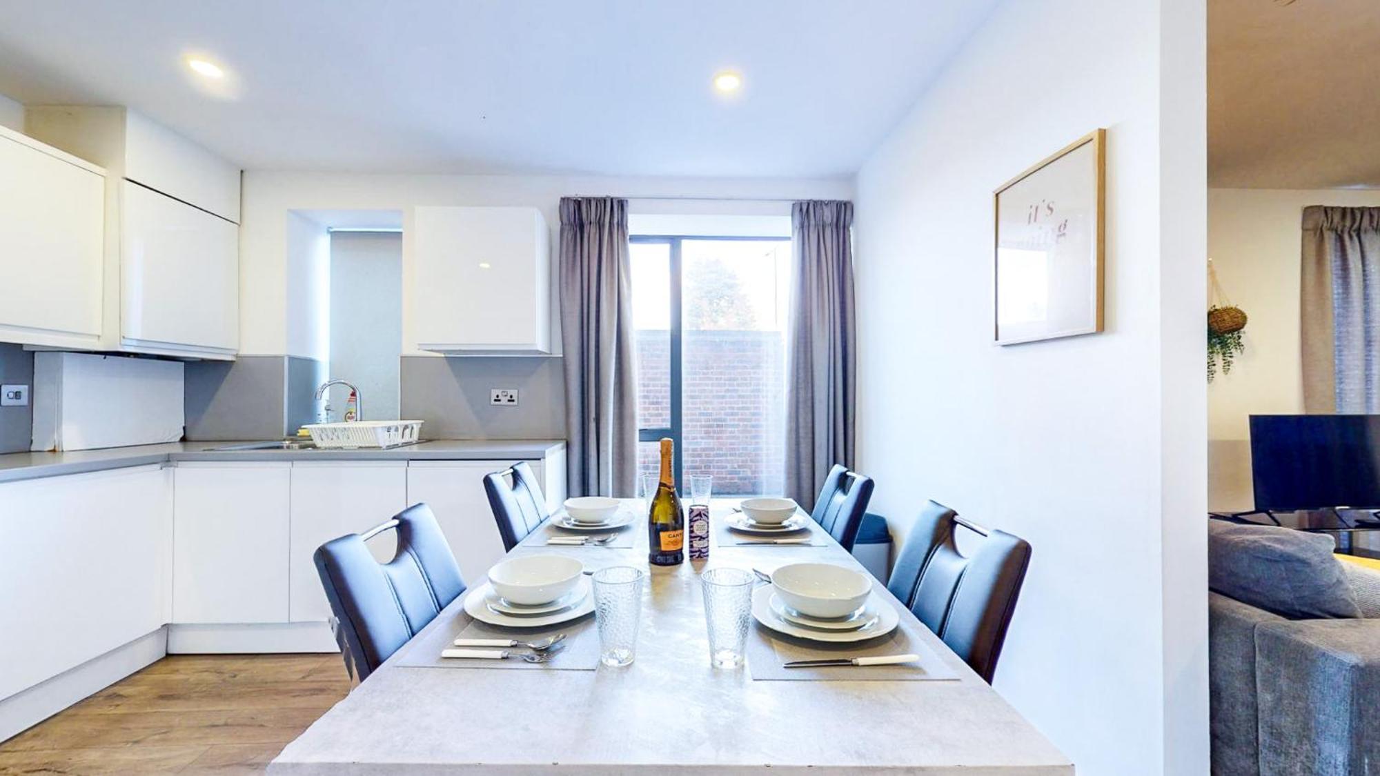 Spacious 8-person House Near Excel Free Parking Apartment London