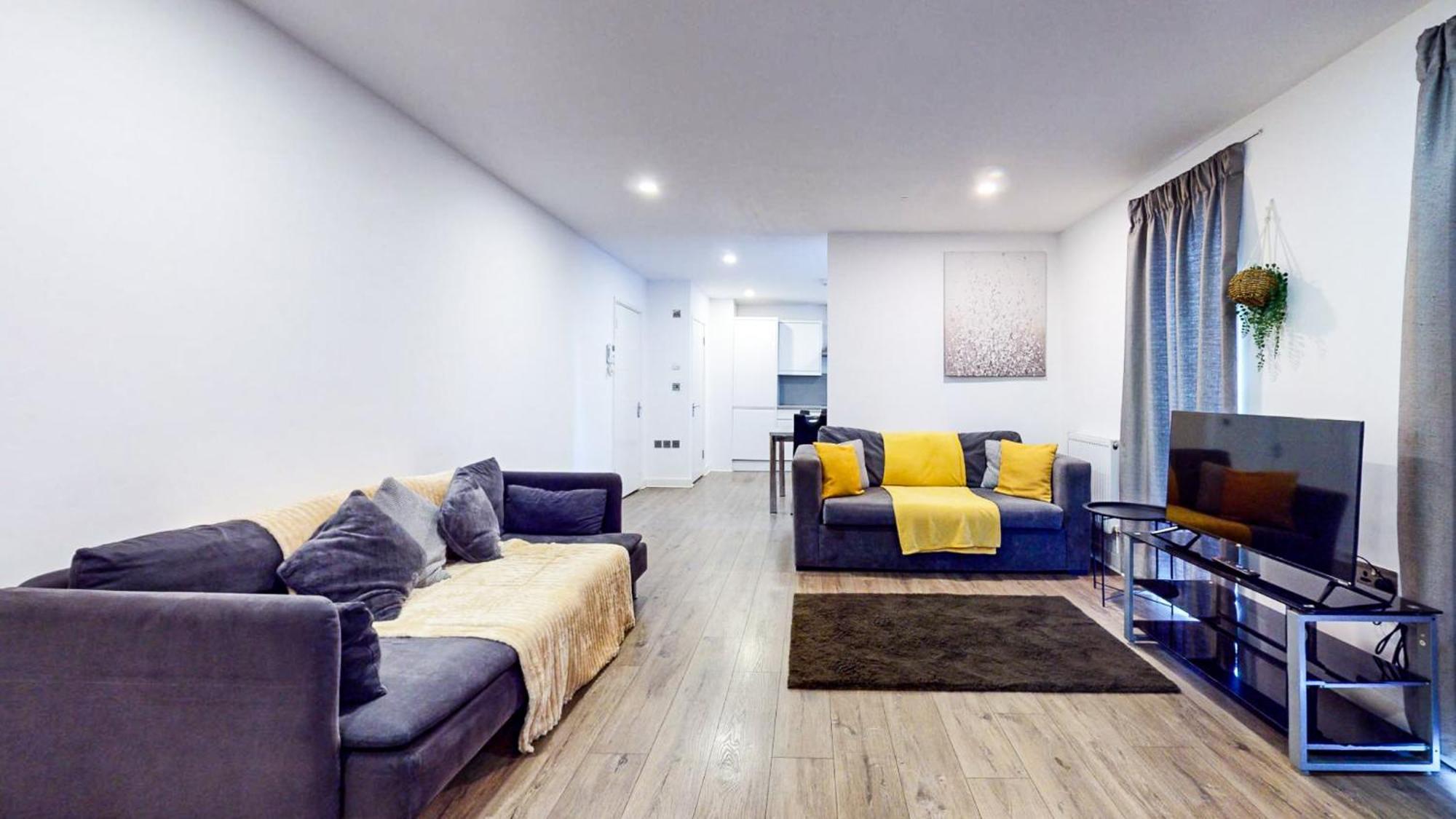 Spacious 8-person House Near Excel Free Parking Apartment