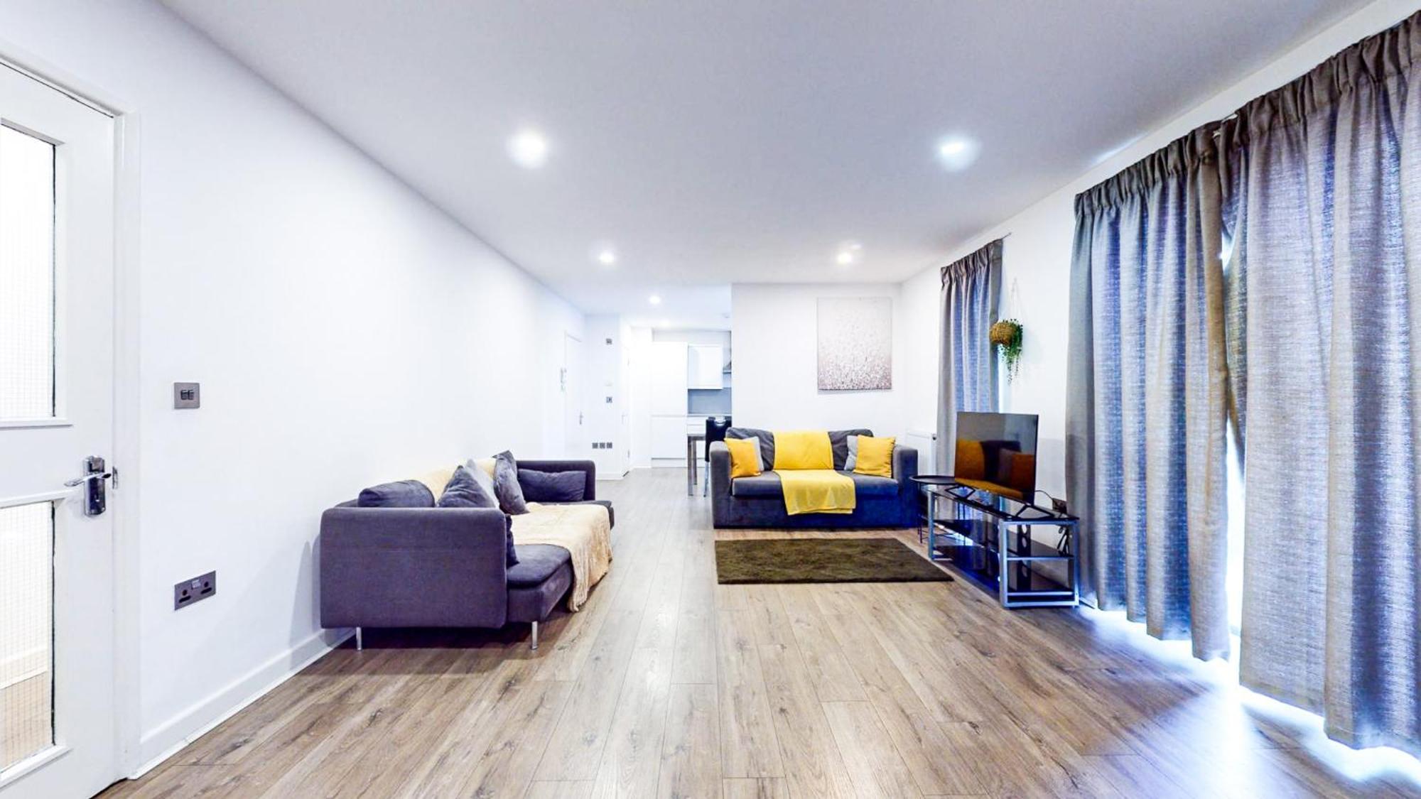 Spacious 8-person House Near Excel Free Parking *