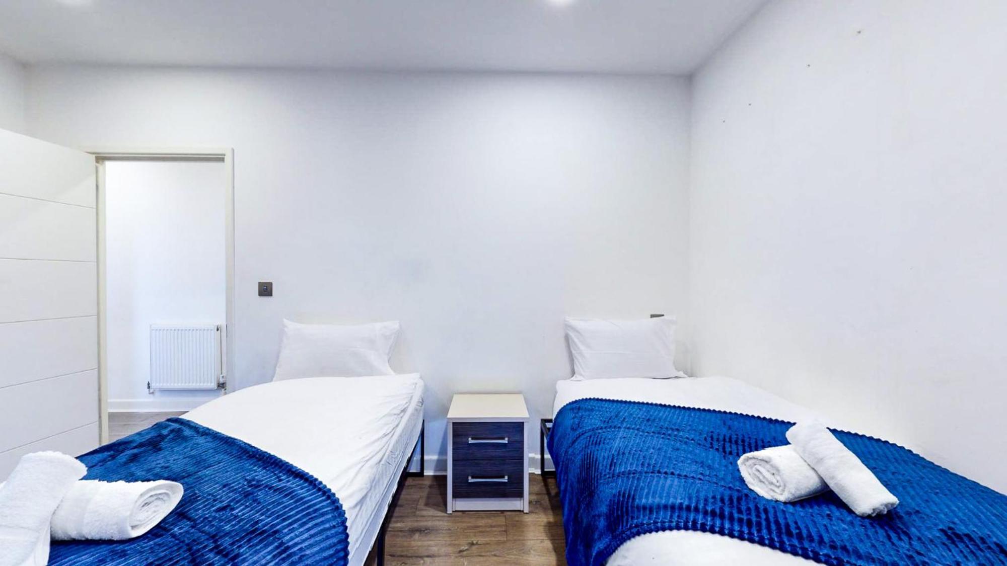 Spacious 8-person House Near Excel Free Parking *