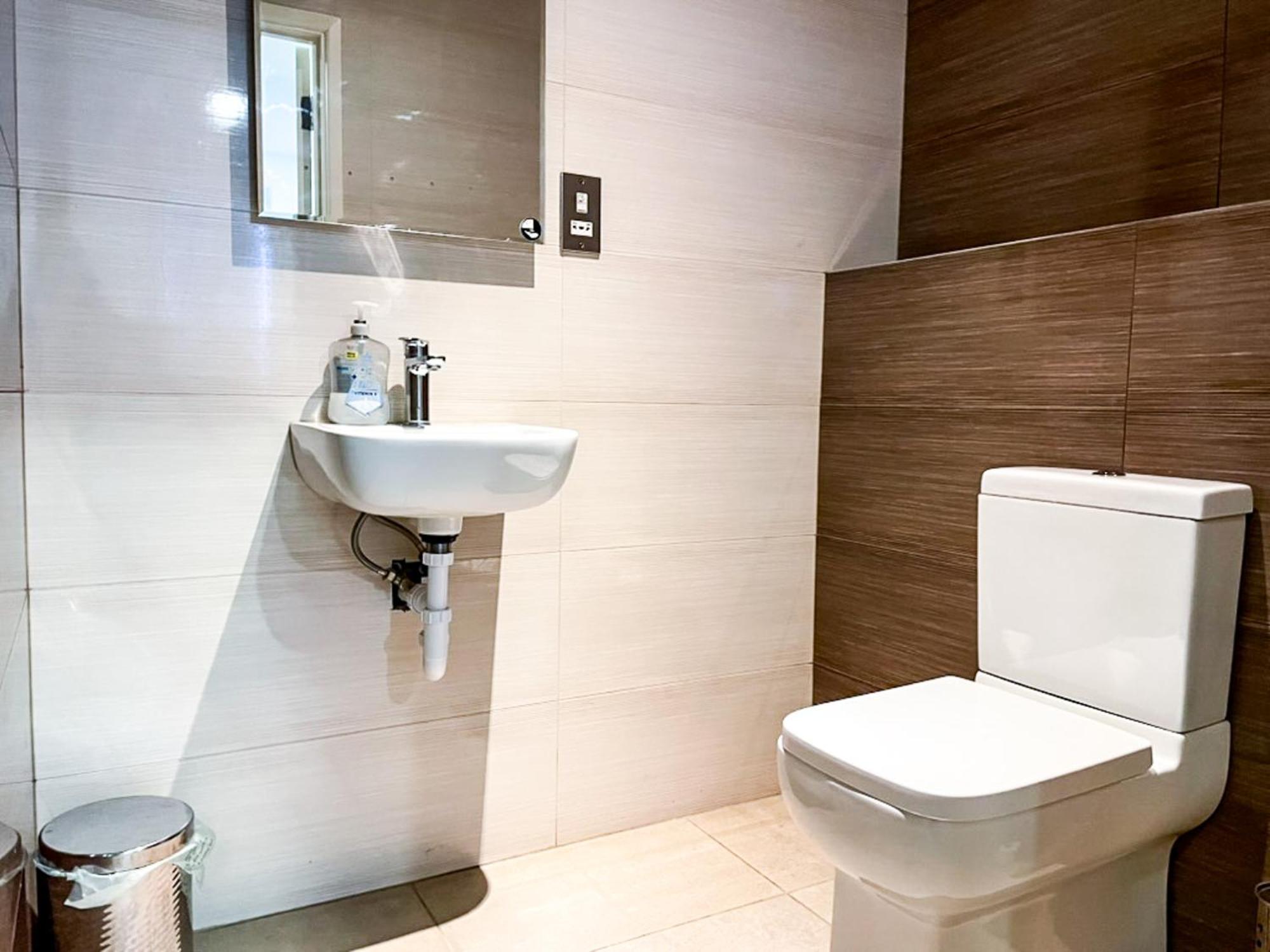 Spacious 8-person House Near Excel Free Parking Apartment