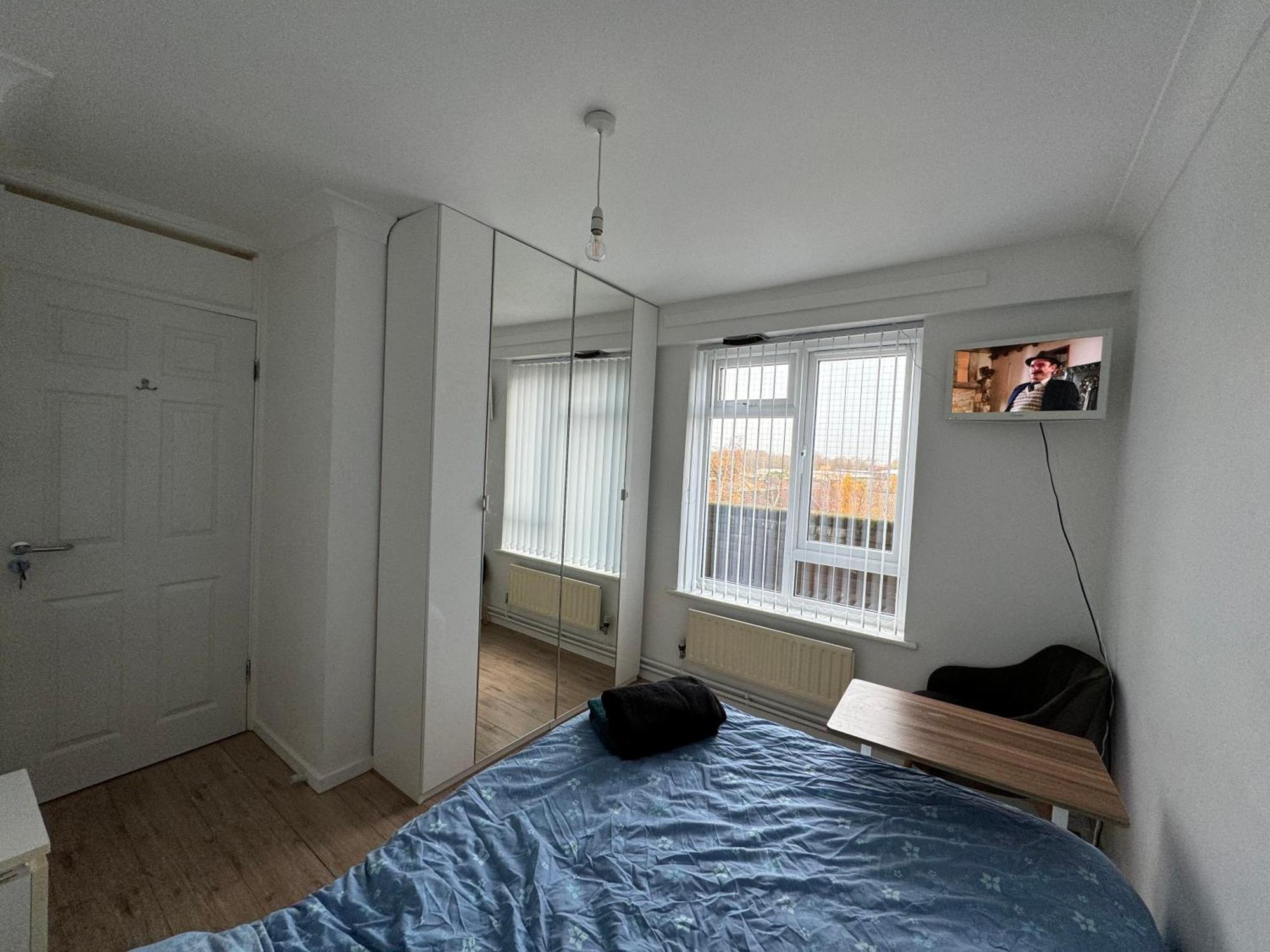 Large Guest Overlooking Homestay London