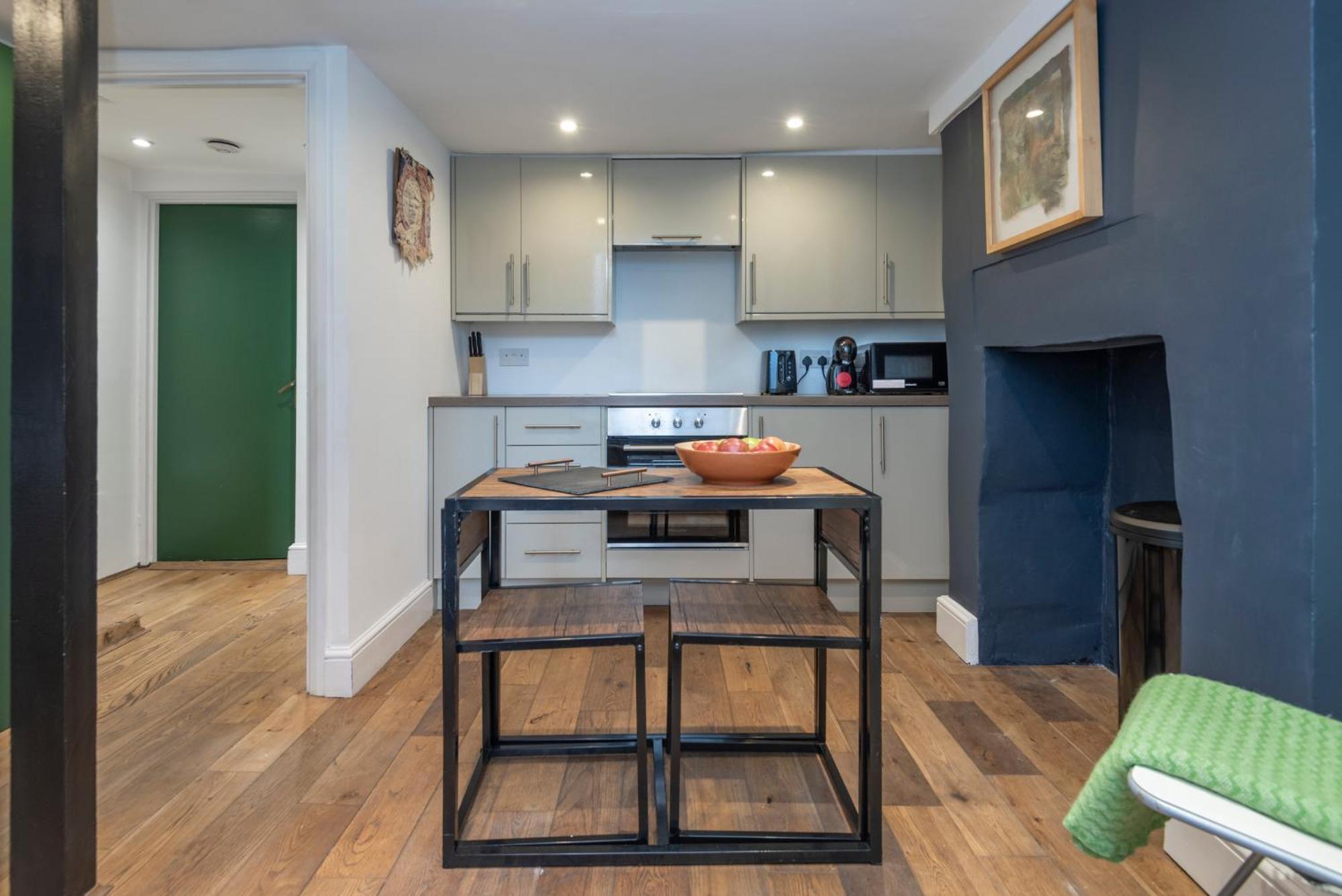Chic 1-bed Garden Flat, London, Convenient For Tower Bridge, Great Public Transport Apartment *