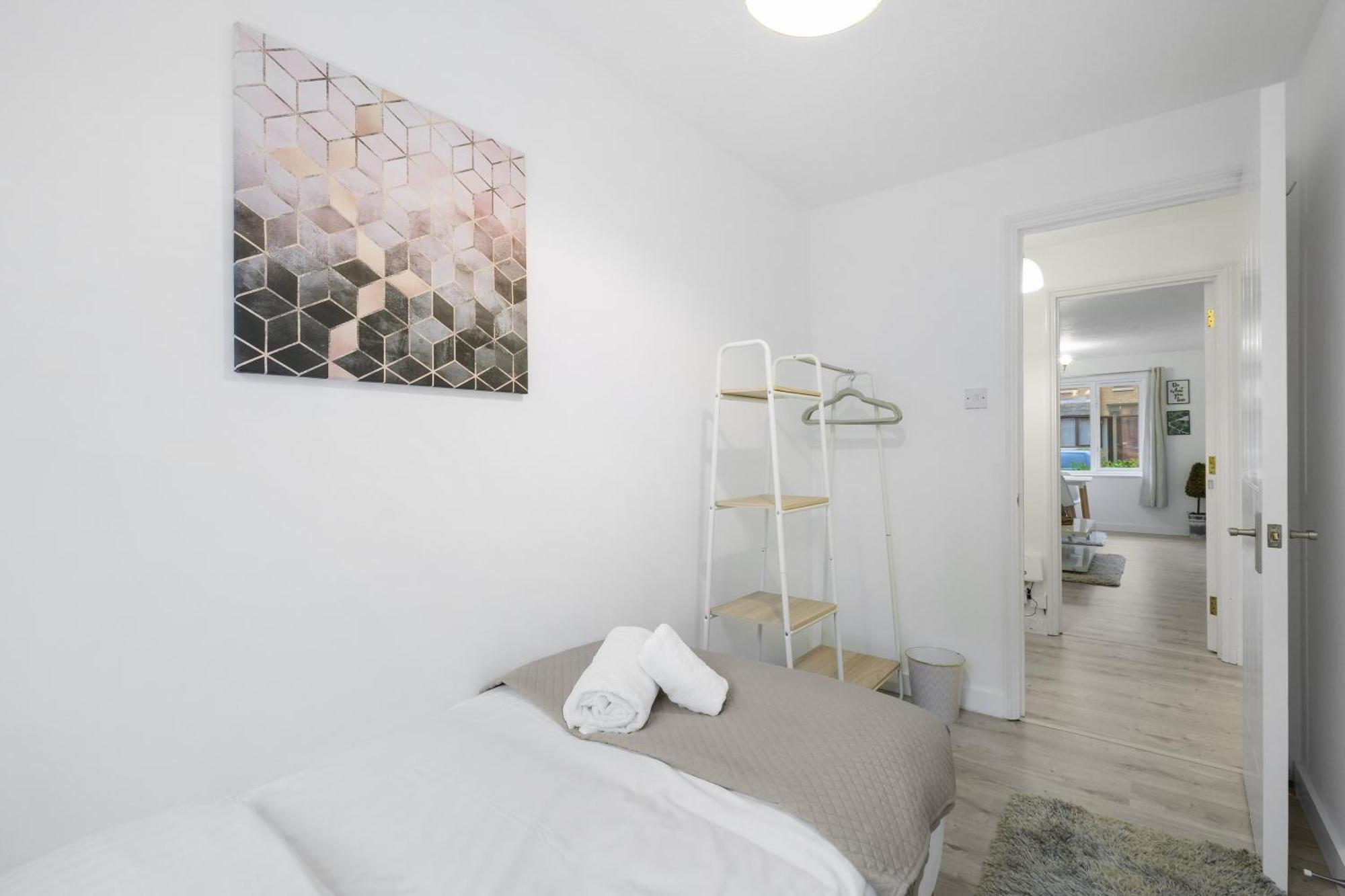 Charming 2-bedroom, 1-bathroom In Transom Square Apartment London