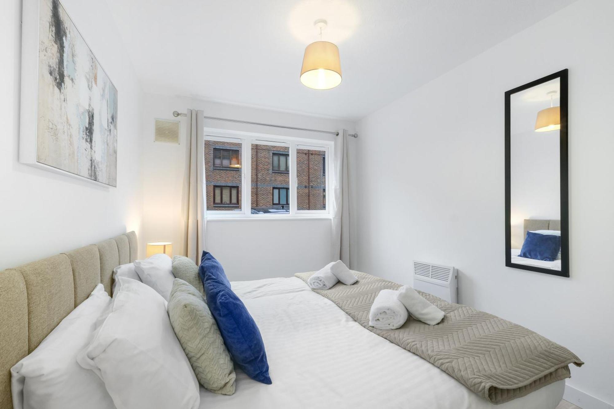Charming 2-bedroom, 1-bathroom In Transom Square * London