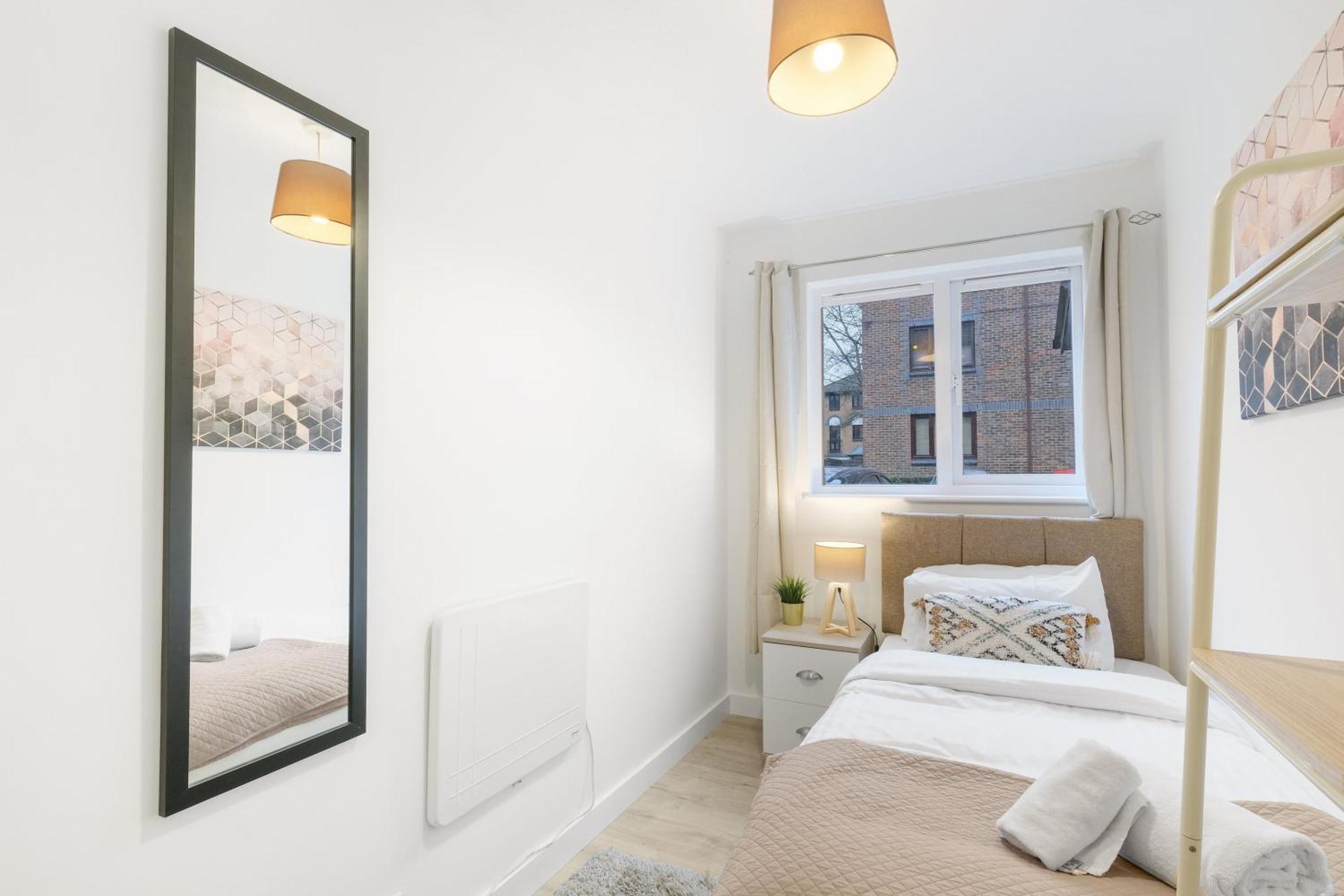 Charming 2-bedroom, 1-bathroom In Transom Square Apartment London