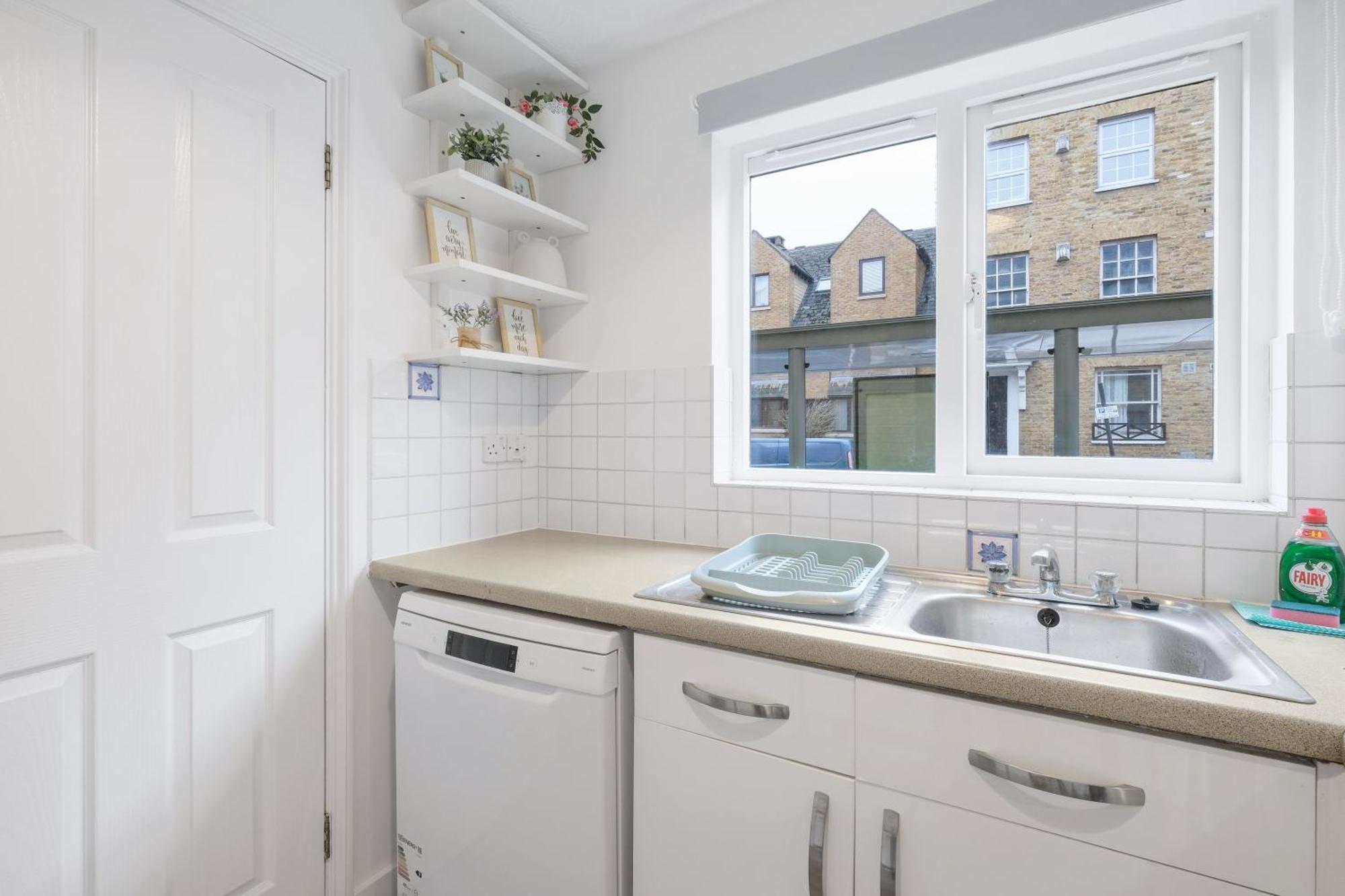 Charming 2-bedroom, 1-bathroom In Transom Square London