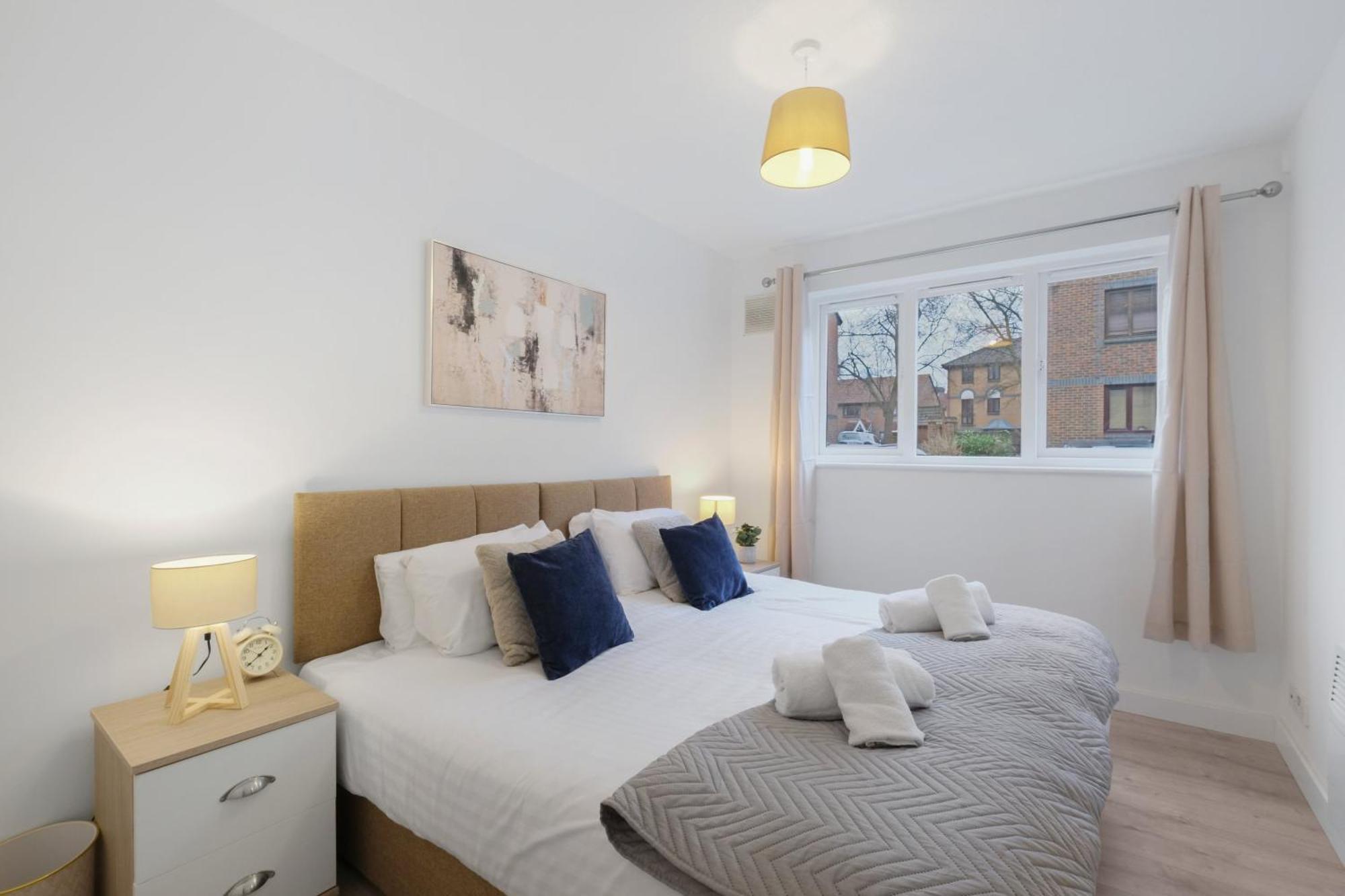 Charming 2-bedroom, 1-bathroom In Transom Square * London