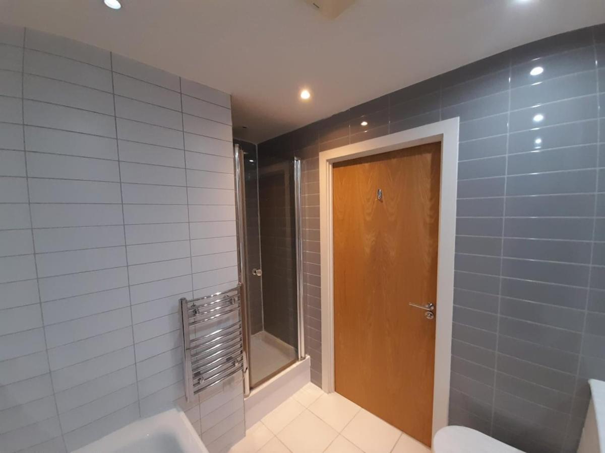 Lavish - Secure With Parking Apartment *