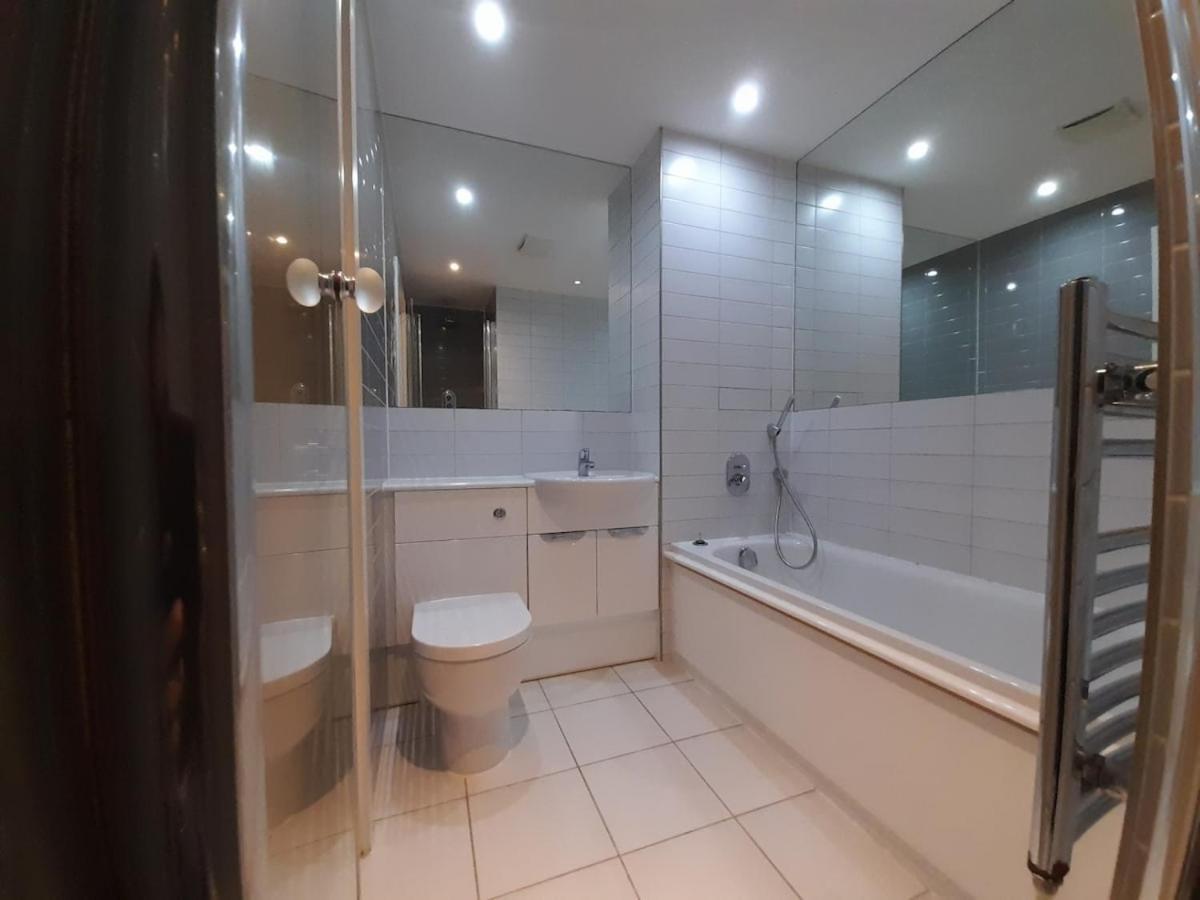 Lavish - Secure With Parking Apartment London