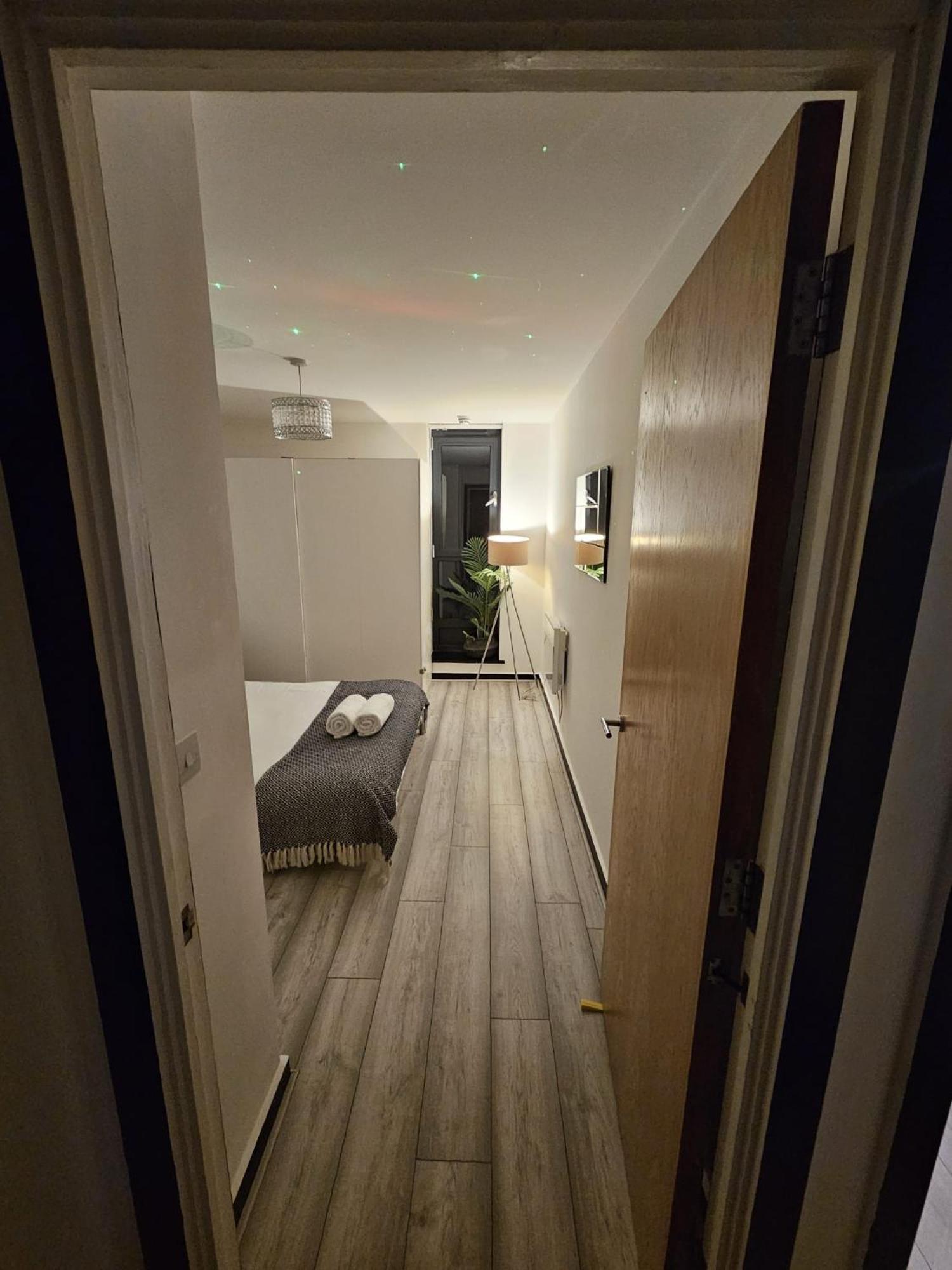 Lavish - Secure With Parking Apartment *