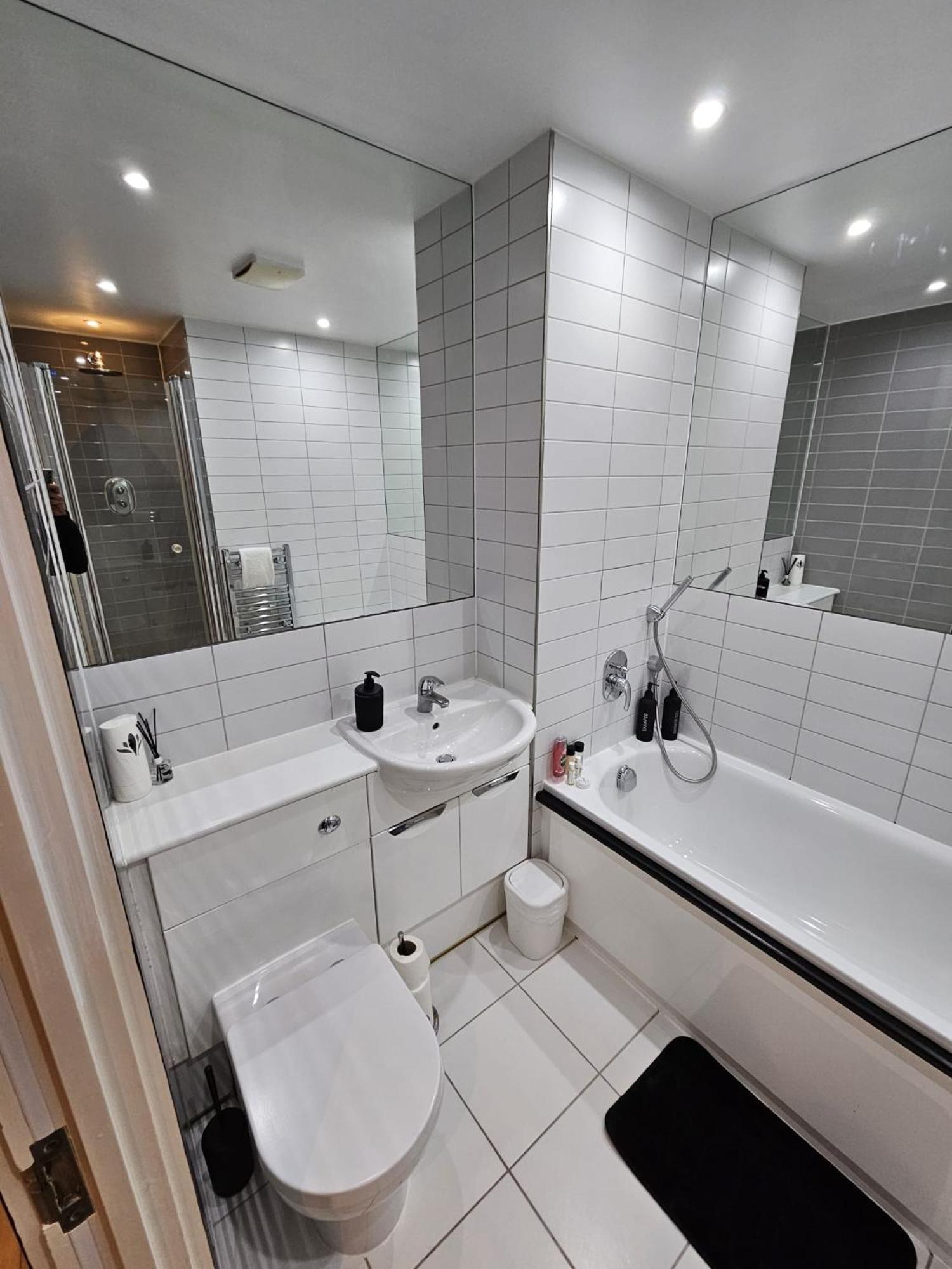 Lavish - Secure With Parking Apartment