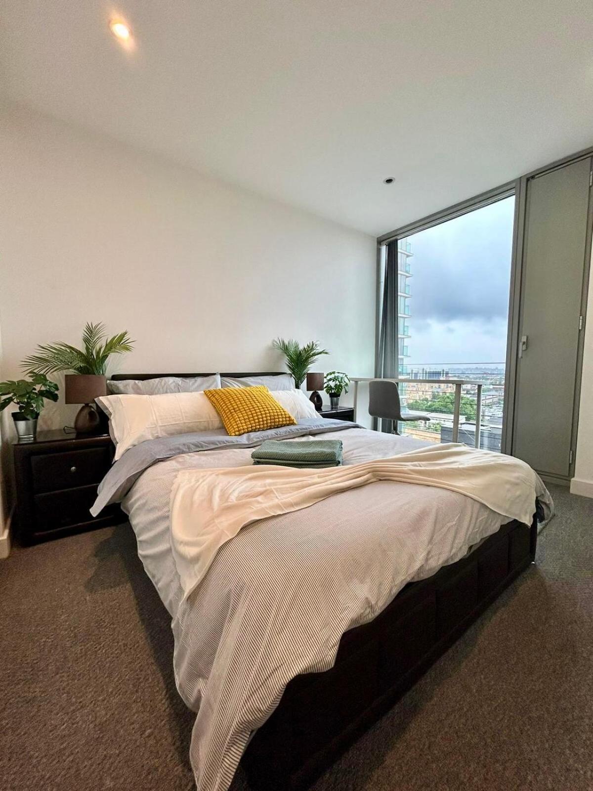 Luxe , Balcony , Gym , Views , 5 Minutes To Station London