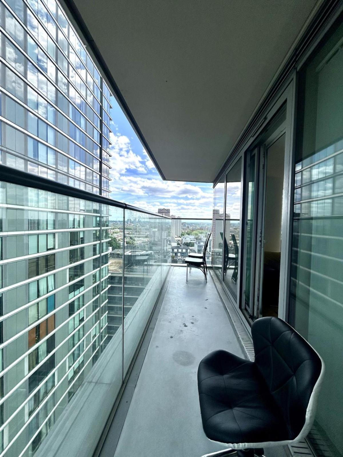 Luxe , Balcony , Gym , Views , 5 Minutes To Station Apartment *