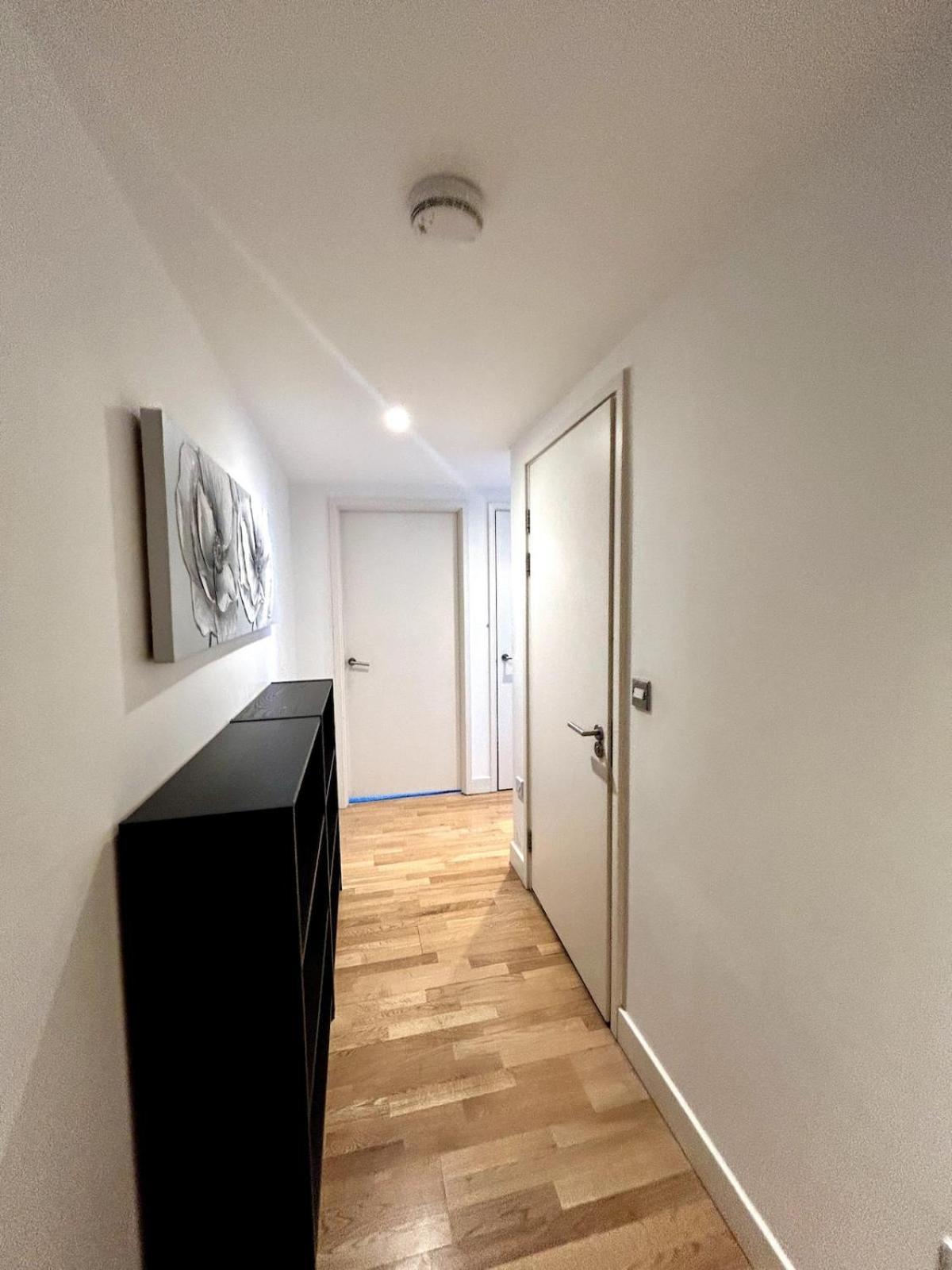 Luxe , Balcony , Gym , Views , 5 Minutes To Station Apartment