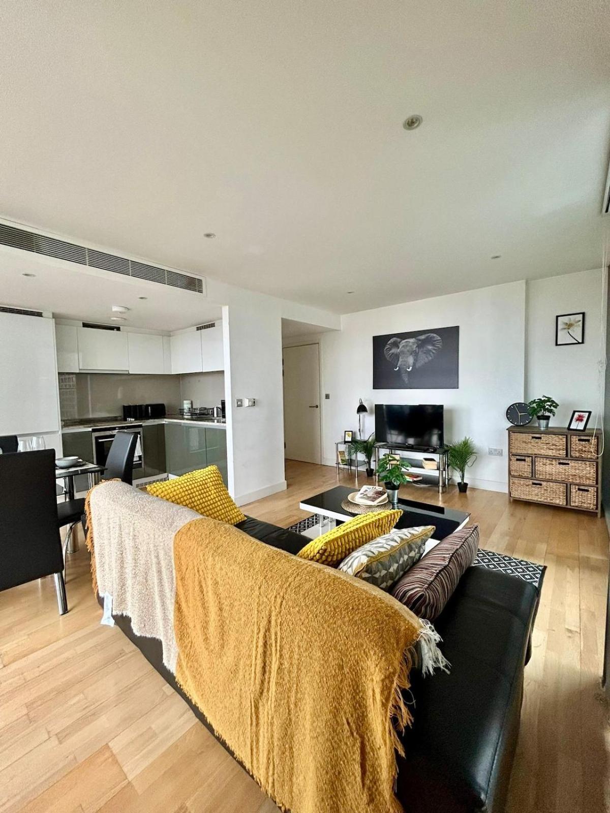 Luxe , Balcony , Gym , Views , 5 Minutes To Station Apartment *