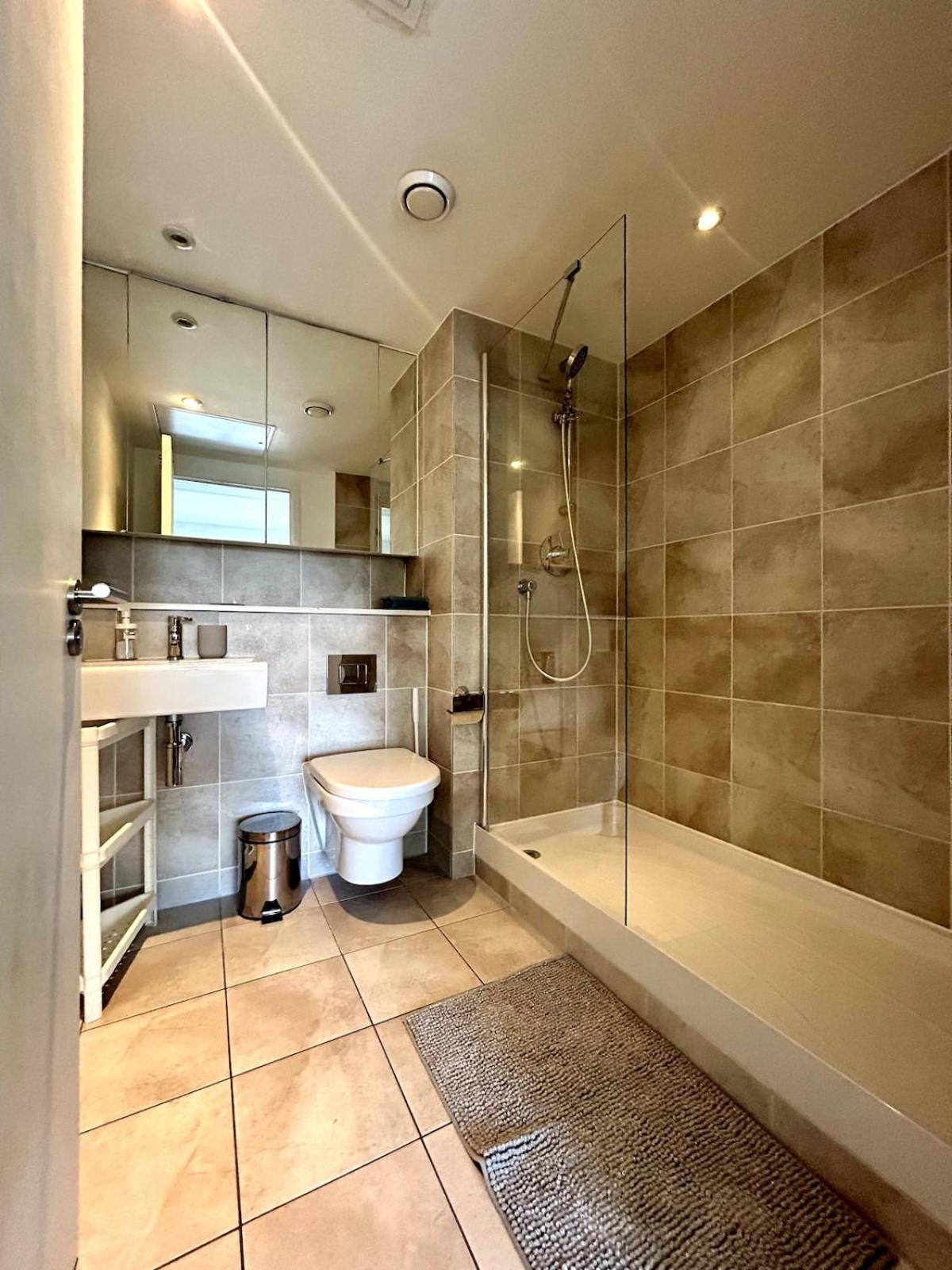 Luxe , Balcony , Gym , Views , 5 Minutes To Station * London