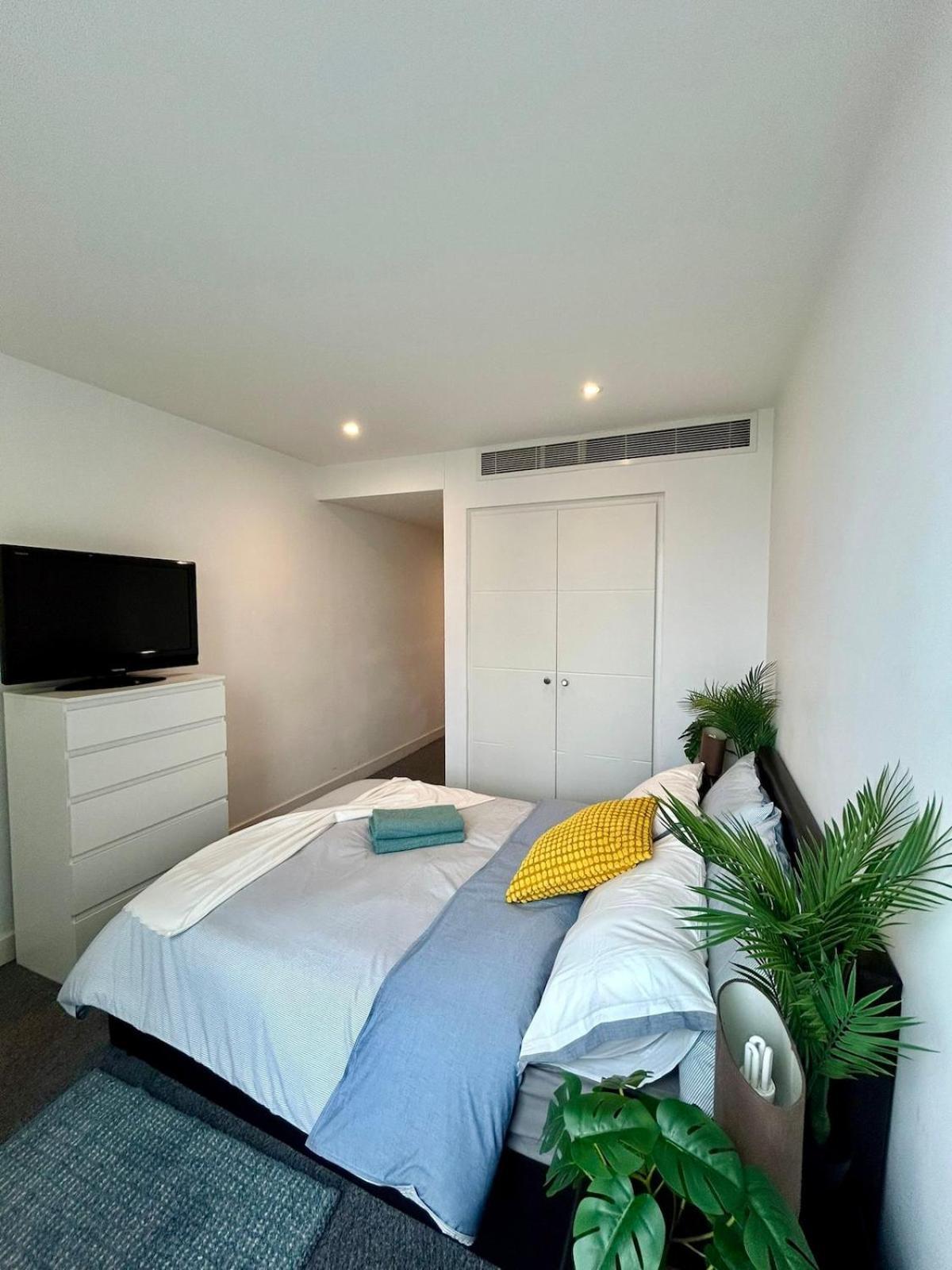 Luxe , Balcony , Gym , Views , 5 Minutes To Station Apartment *