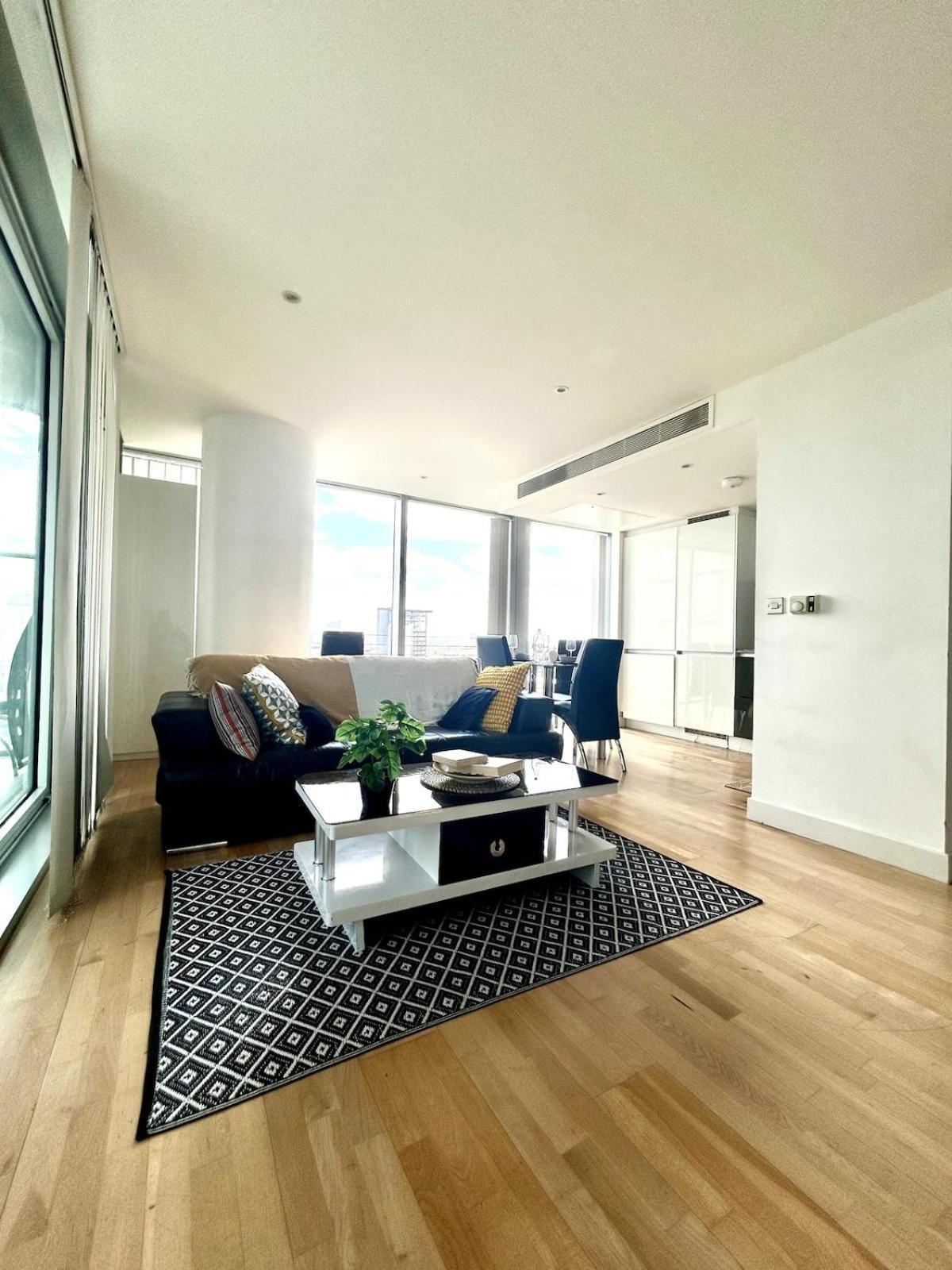 Apartment Luxe , Balcony , Gym , Views , 5 Minutes To Station *