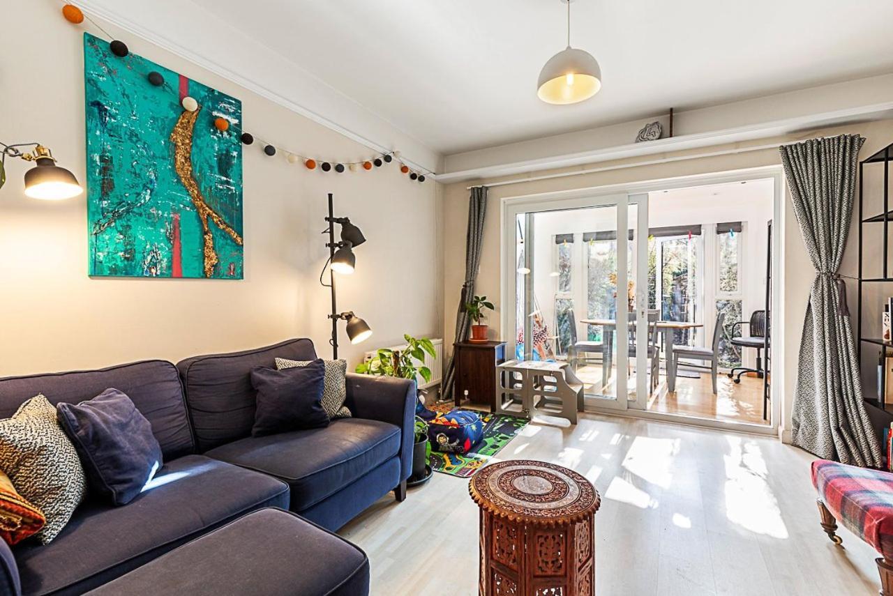 Stylish & Spacious 3-bed In Vibrant Bow