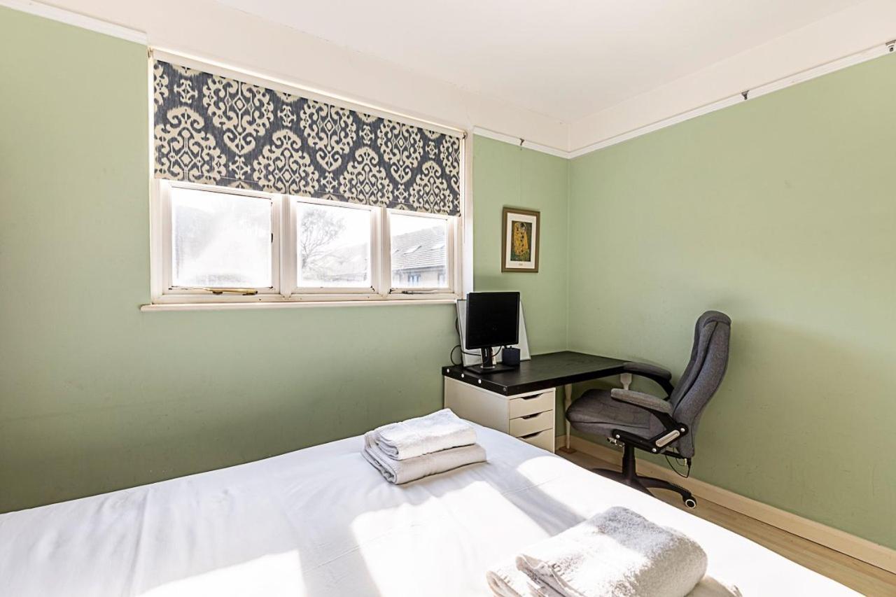 Stylish & Spacious 3-bed In Vibrant Bow * London