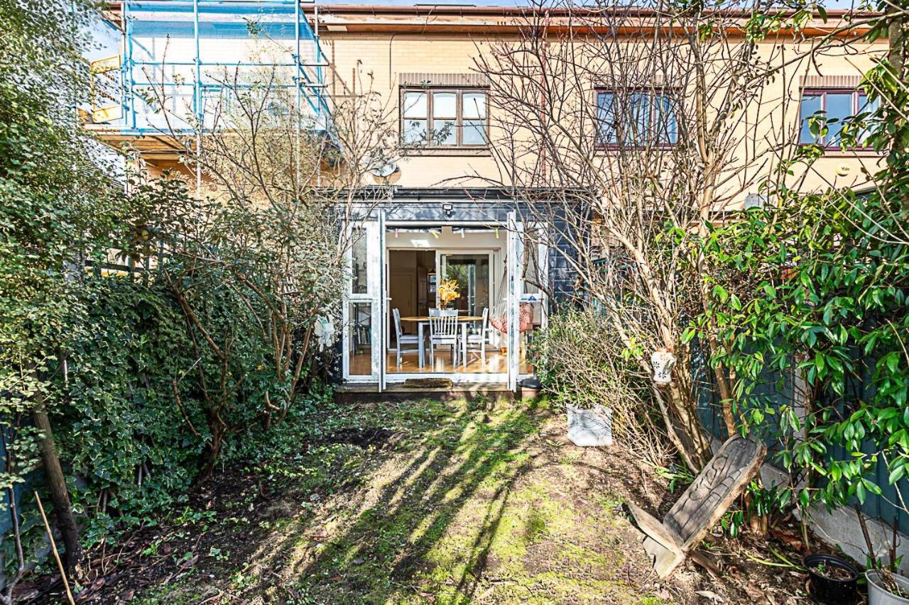 Stylish & Spacious 3-bed In Vibrant Bow Apartment