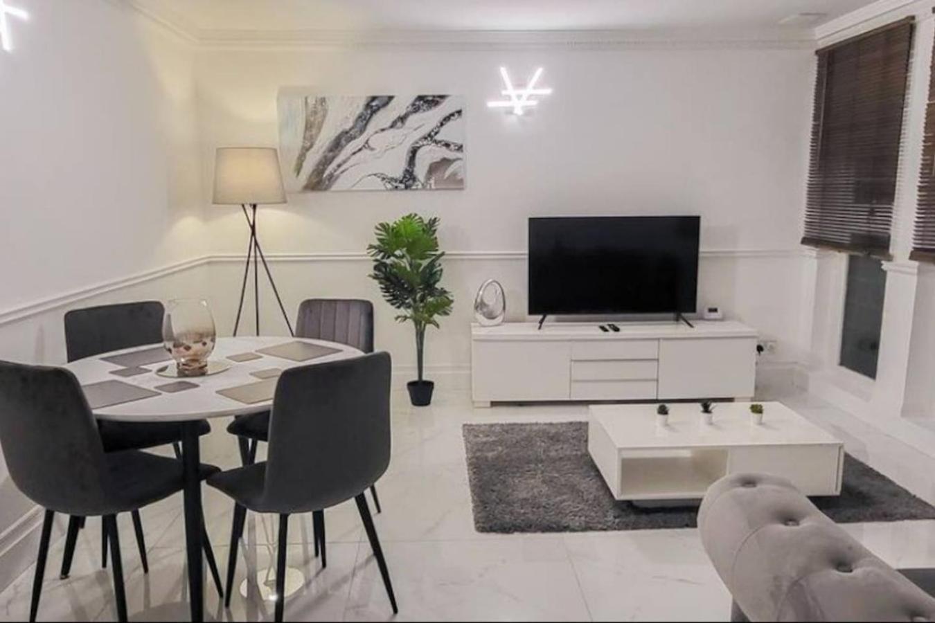 Appartement Spacious 2-bedroom In Canary Wharf Londen