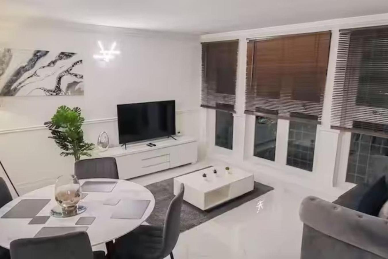 Spacious 2-bedroom In Canary Wharf Appartement *