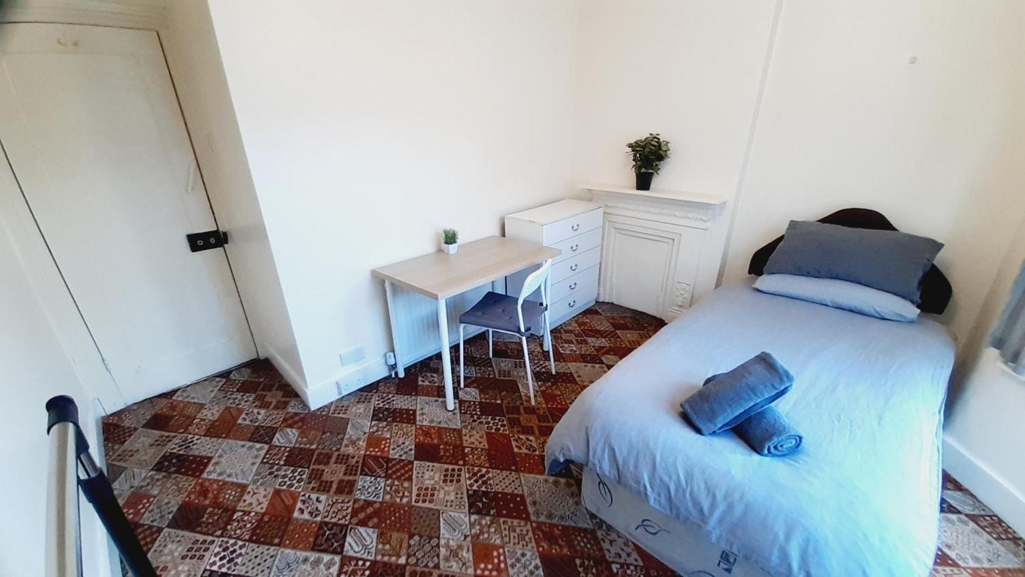 Shared House E11 *