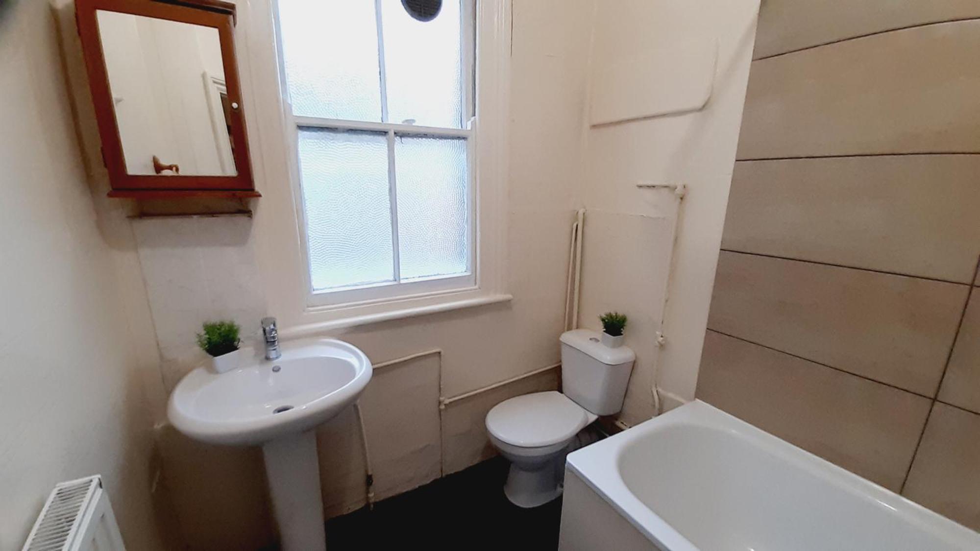 Shared House E11 *