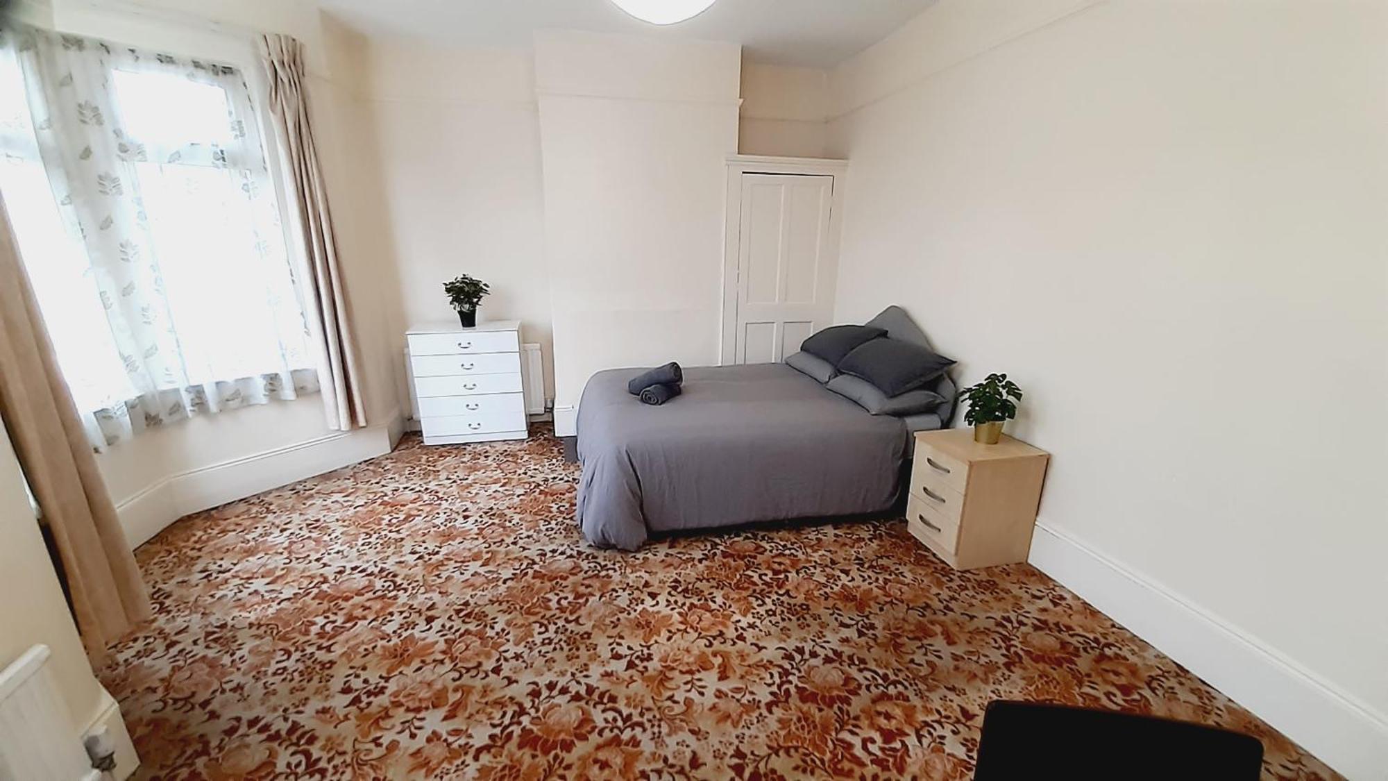 Homestay Shared House E11 London
