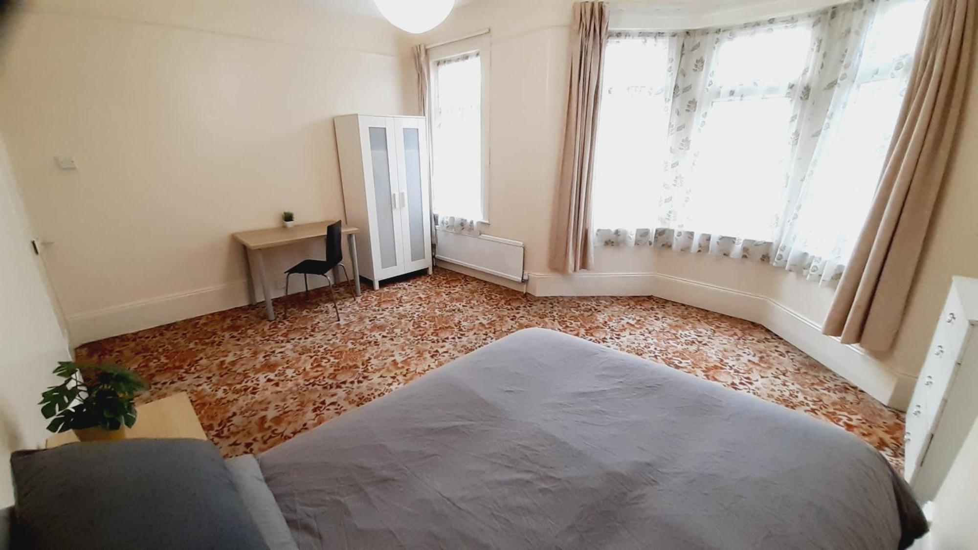 Shared House E11 *
