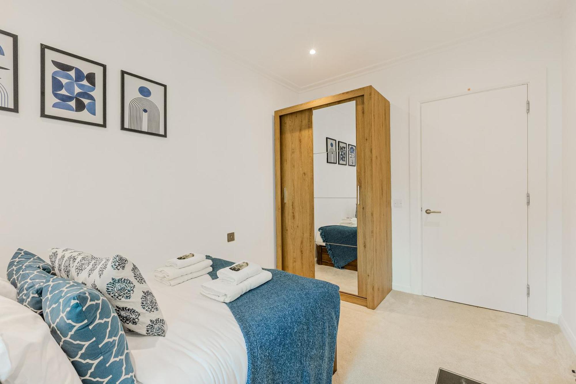 Bright 2br In Canary With Balcony Wharf, 5 Min Tube London